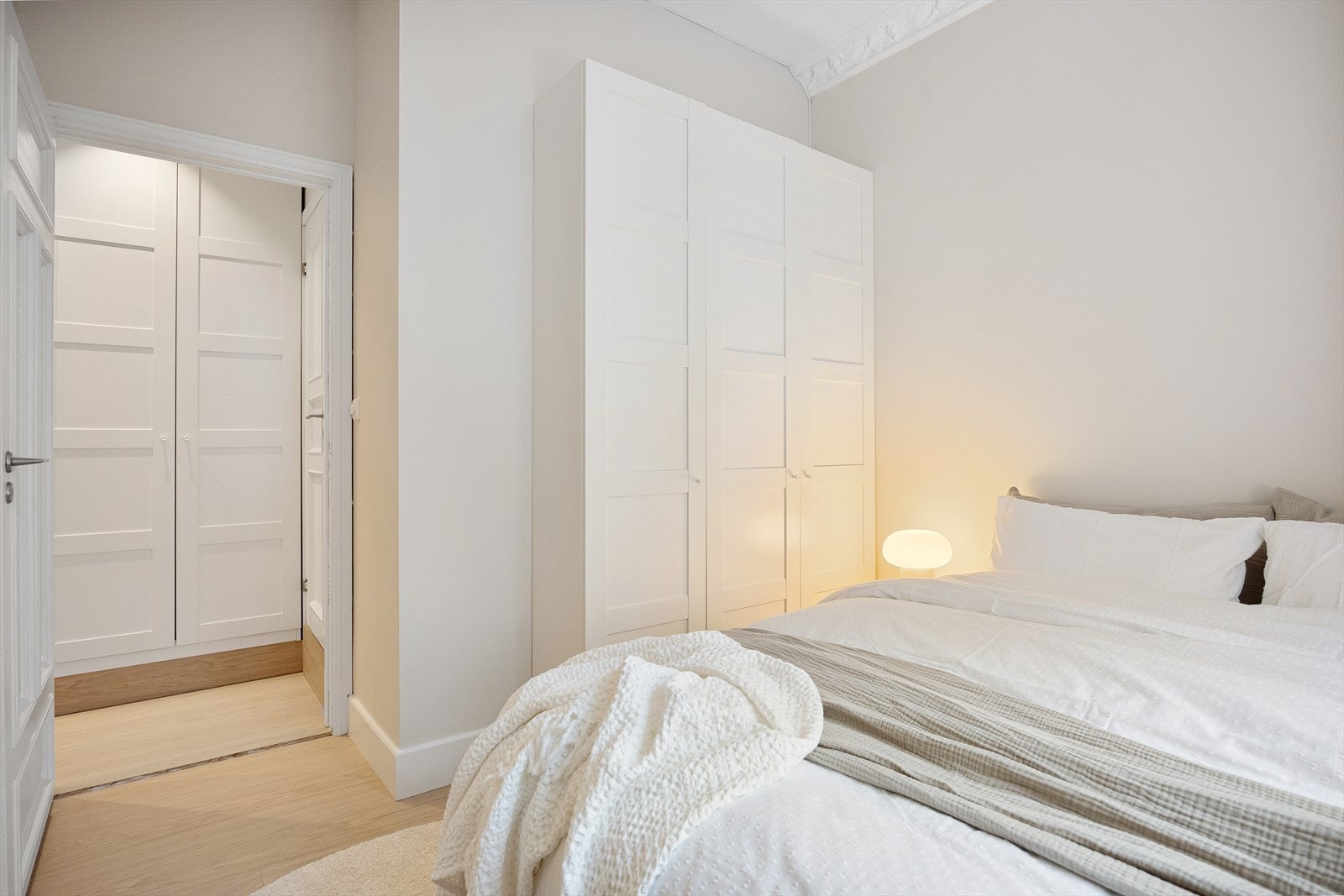 Det er gode oppbevaringsmuligheter i garderobeskap. Galleribilde