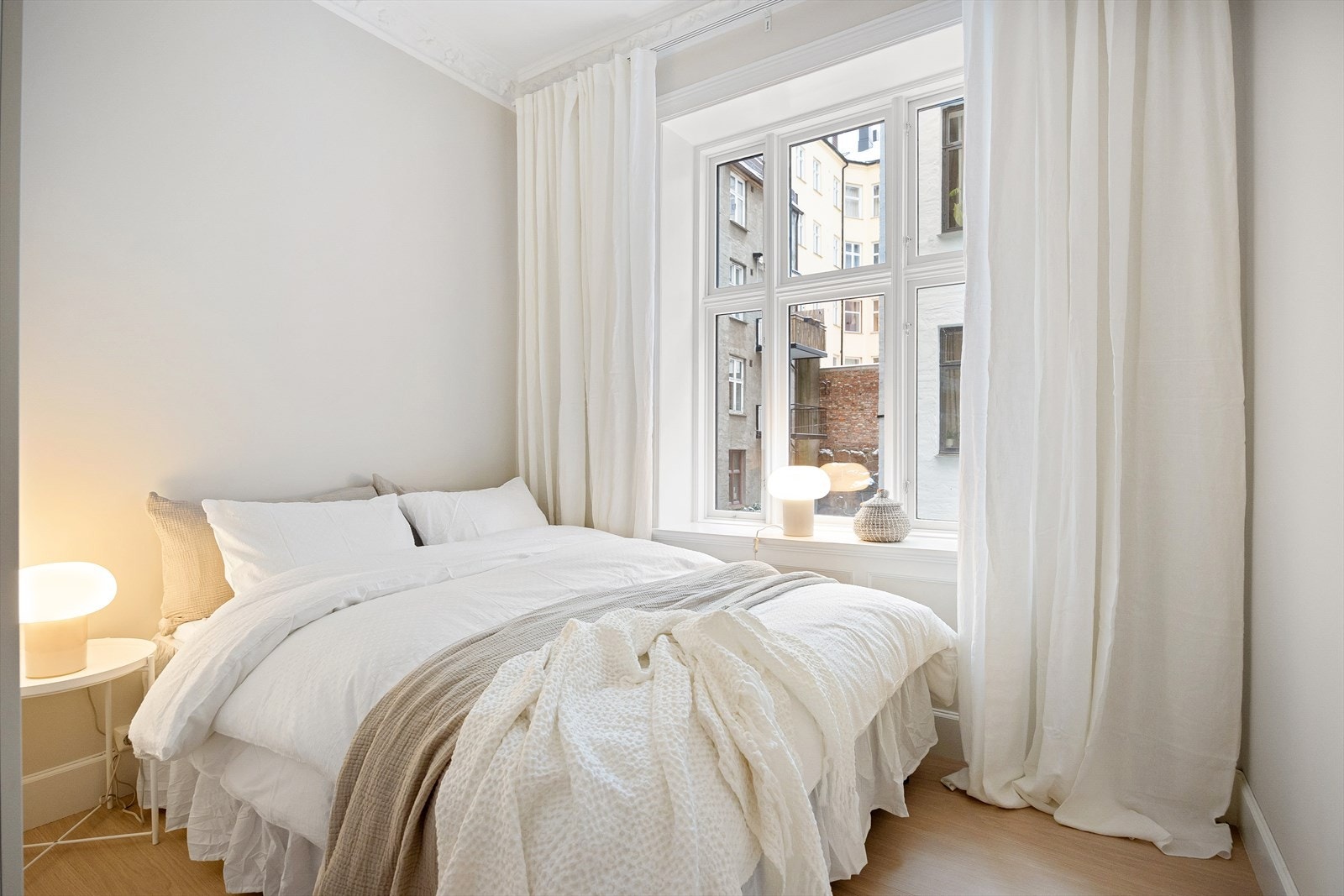 Hovedsoverommet er av meget god størrelse med plass til dobbeltseng, nattbord og tilhørende møbler. Galleribilde