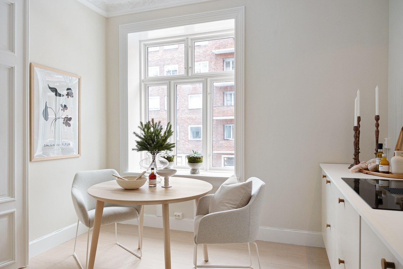 I tilknytning til kjøkkenet er det plass til et hyggelig spisebord som gir rom for gjester på besøk. Galleribilde