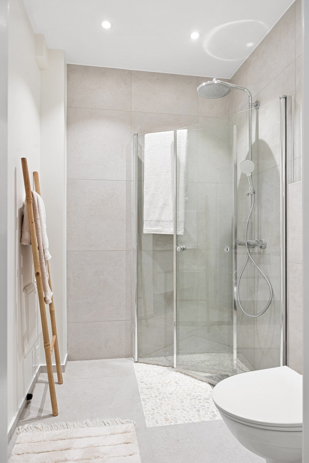 Nyoppusset og flislagt baderom med innfelt downlights og elektrisk gulvvarme. Galleribilde