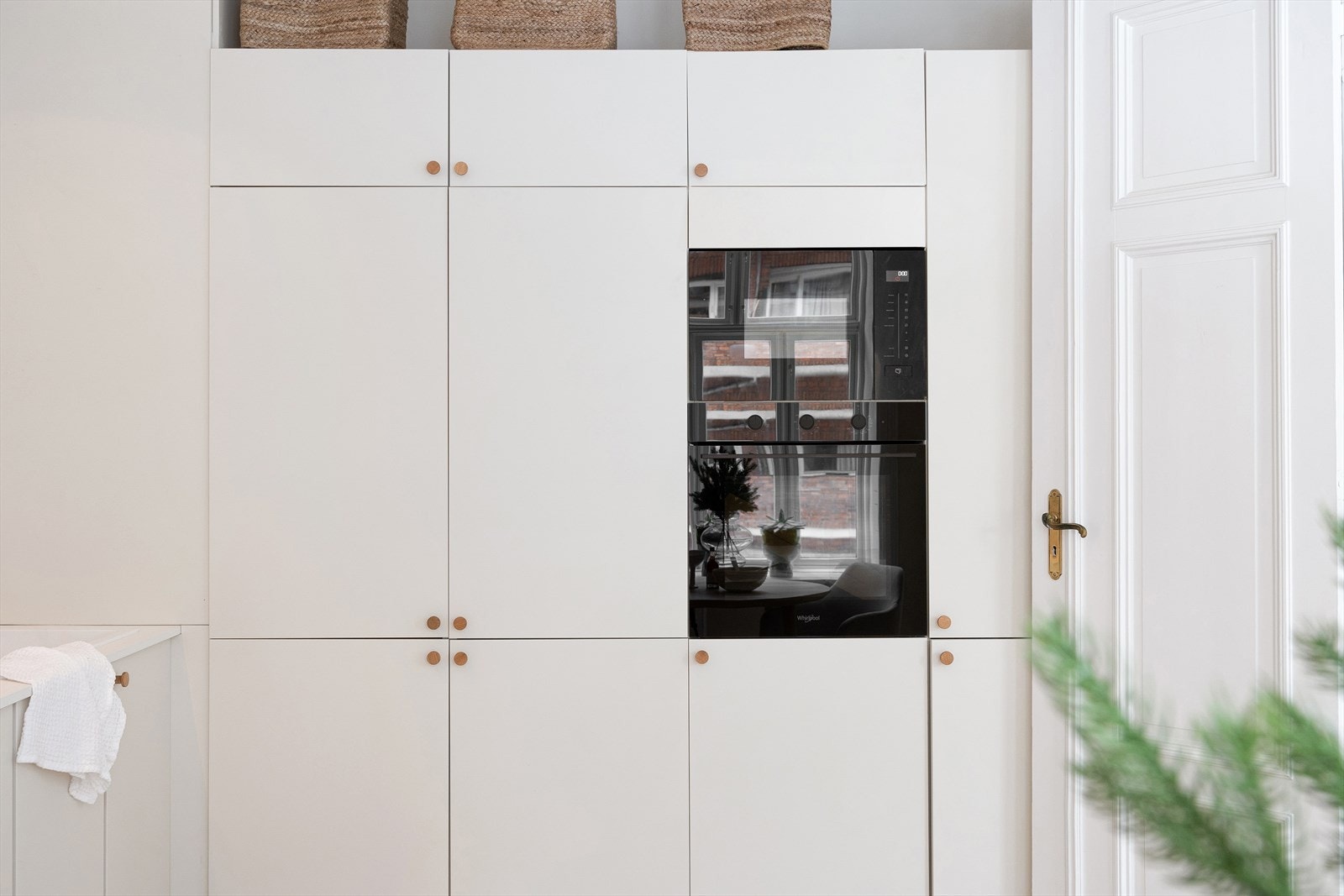 Videre er det integrert induksjonstopp, stekeovn, microbølgeovn, oppvaskmaskin og kombinert kjøl -/frys. Galleribilde