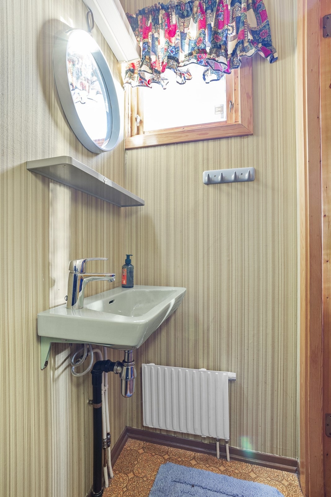 Toalettrom i 1. etasje innredet med servant og wc. Galleribilde