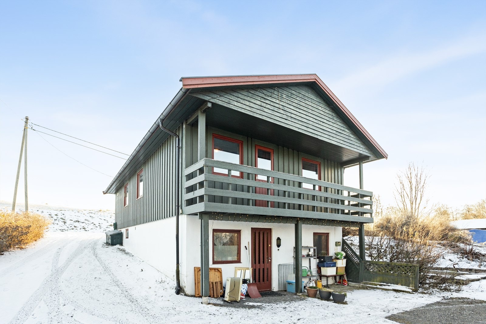 Det er gruset innkjørsel langs siden av huset, samt på baksiden med plass til parkering. Galleribilde