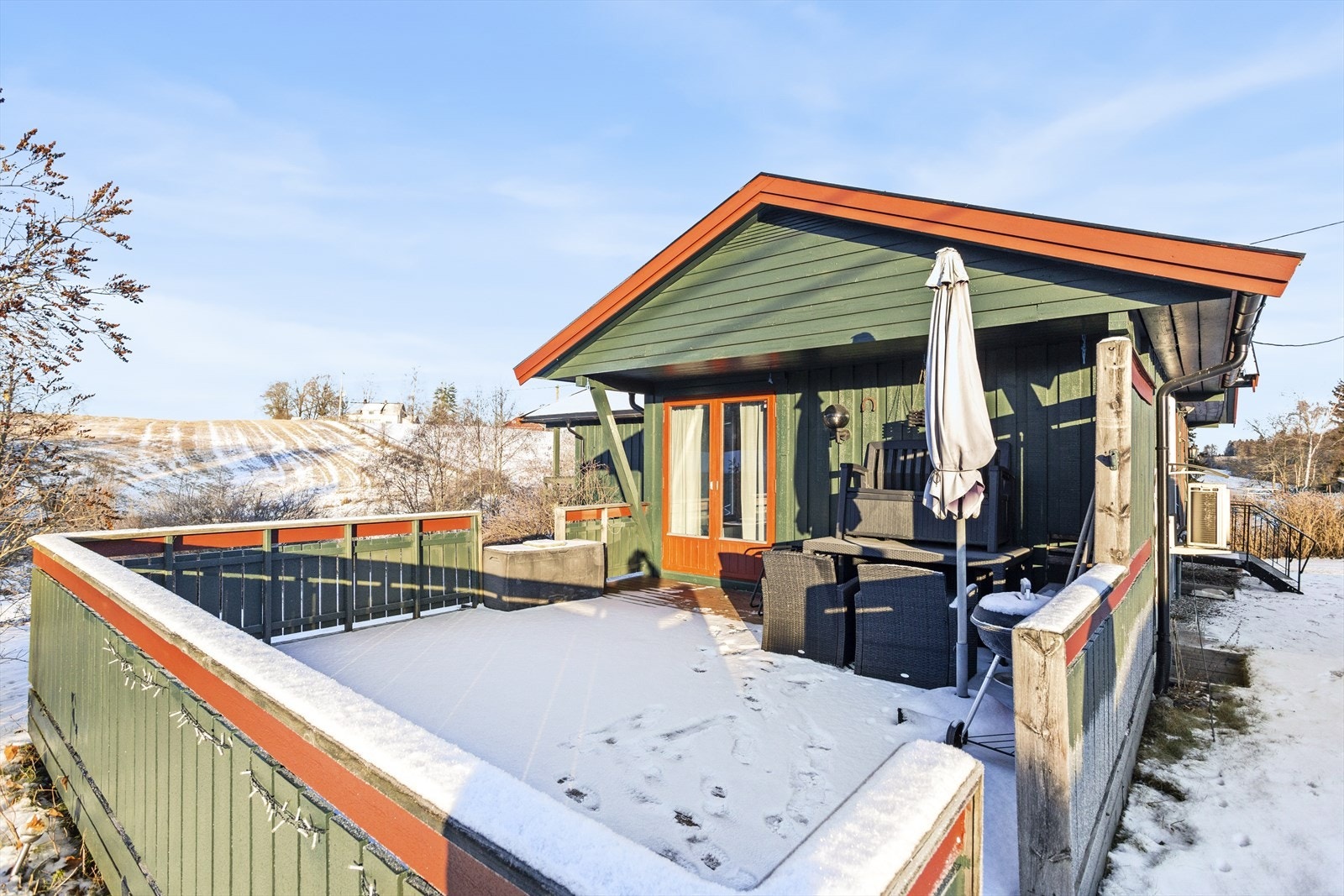 Terrasse med rekkverk og god plass til utemøblement. Galleribilde