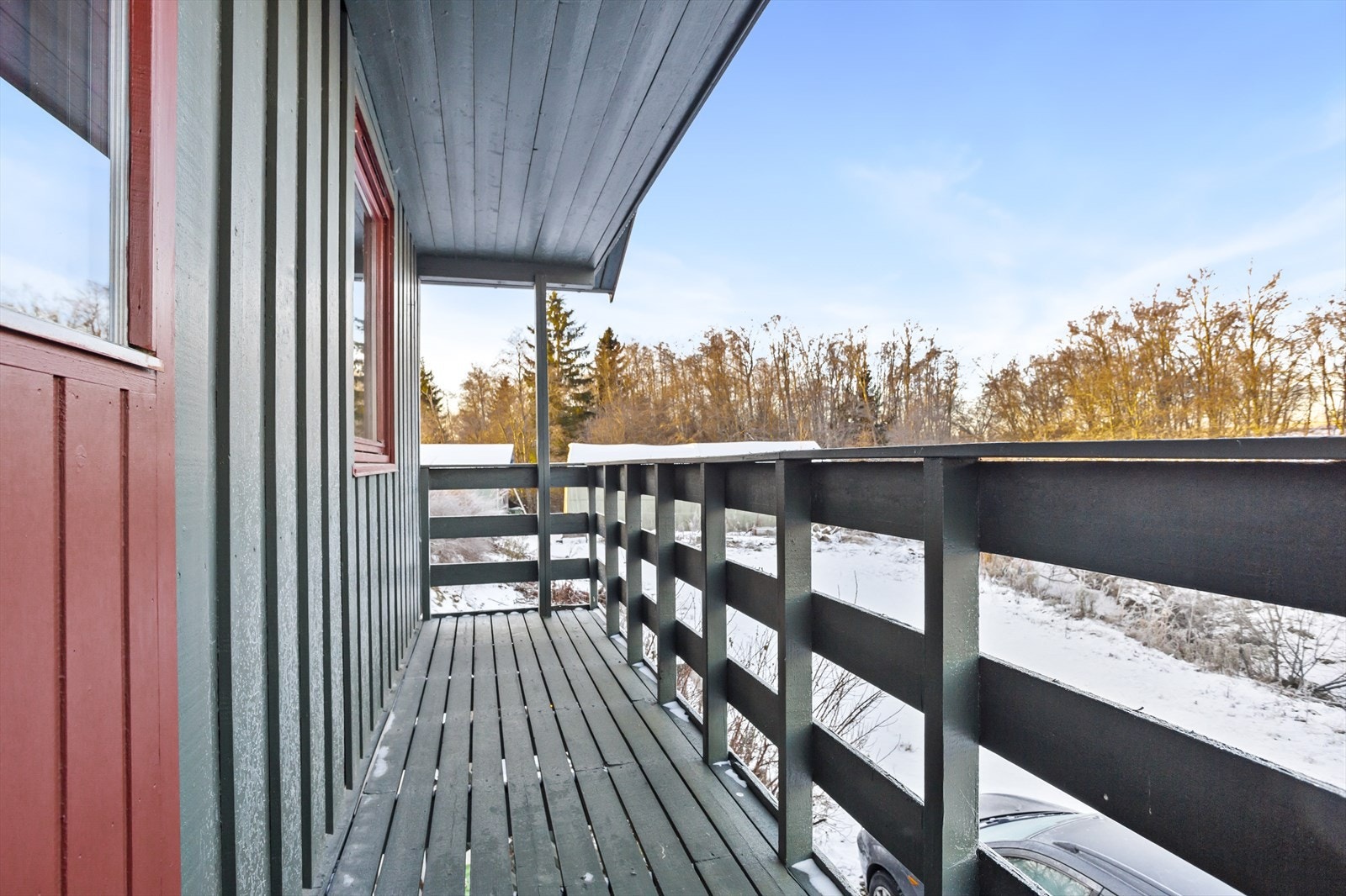 Balkong utenfor soverom i hovedetasjen, som er overbygget. Galleribilde