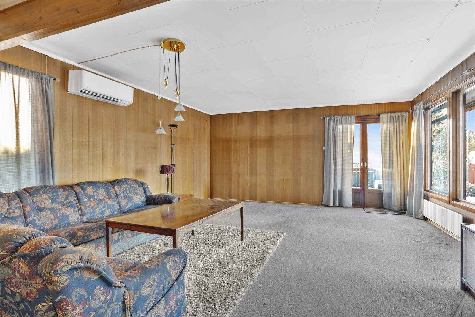 Etasjen varmes opp med luft til luft varmepumpe på vegg i stuen, og sentralfyr til radiatorer. Galleribilde