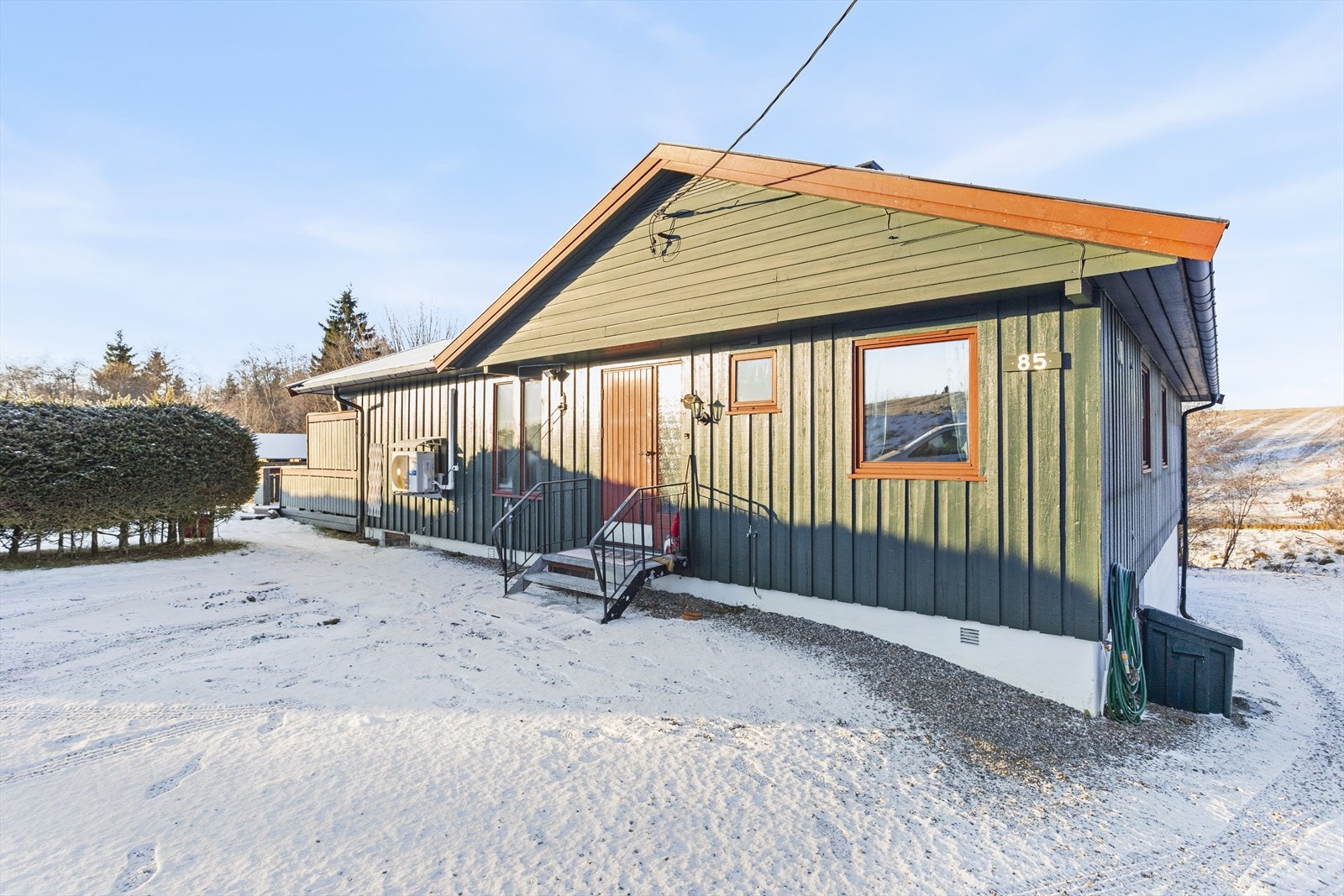 Fasade. Det er også biloppstillingsmuligheter på fremsiden av boligen. Galleribilde