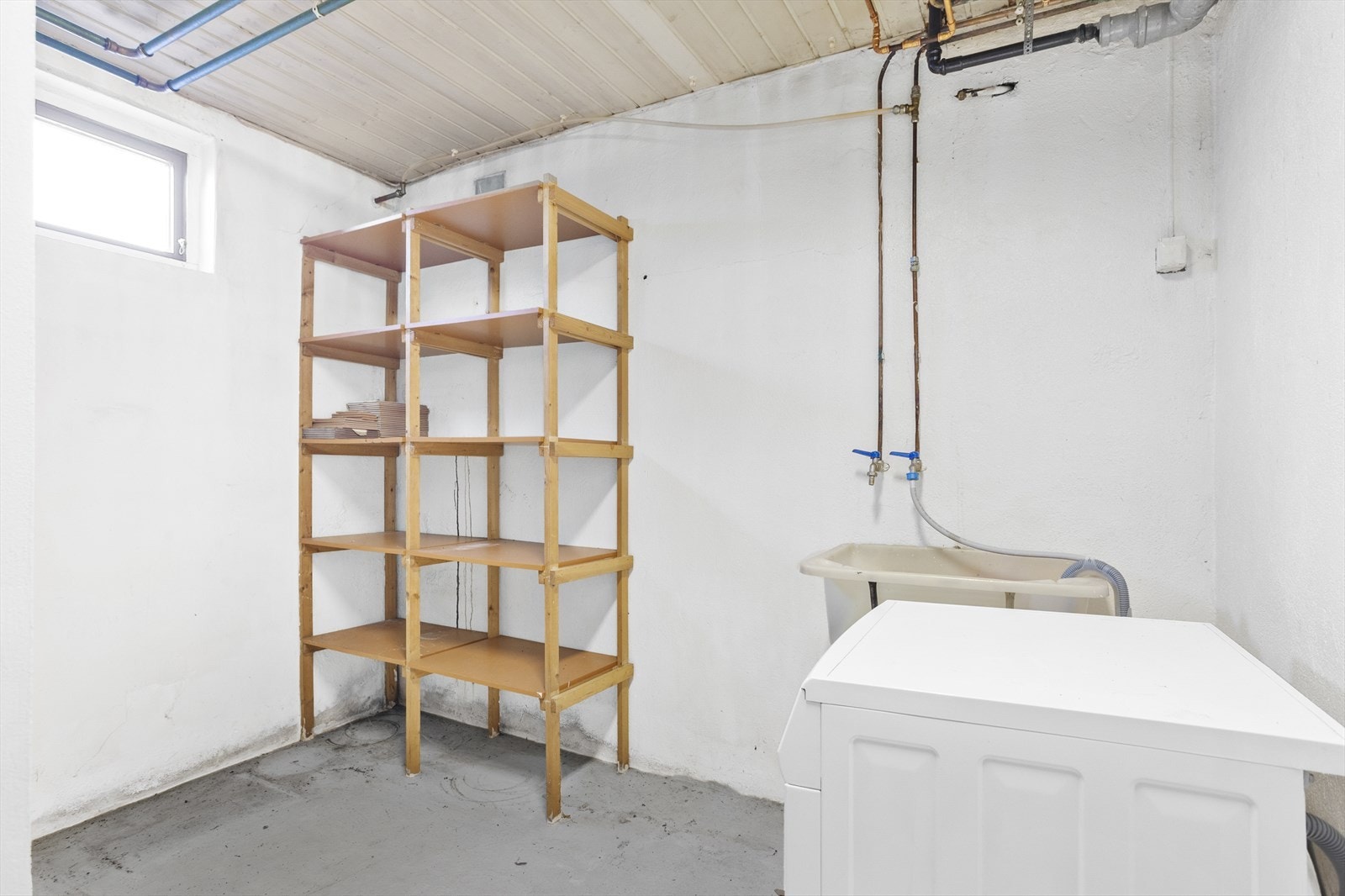 Bod/vaskerom i underetasjen med skyllekum og opplegg for vaskemaskin. Galleribilde