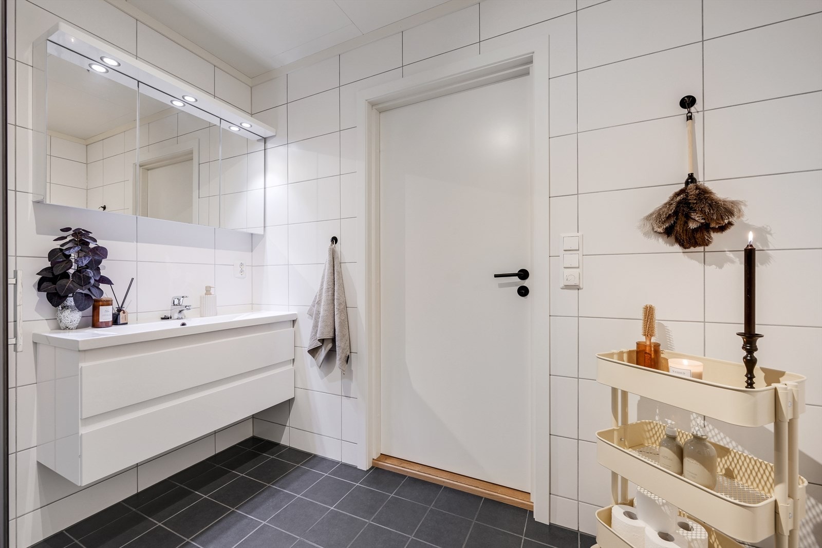 Bad/wc med varmtvannstank og opplegg vaskemaskin. Galleribilde