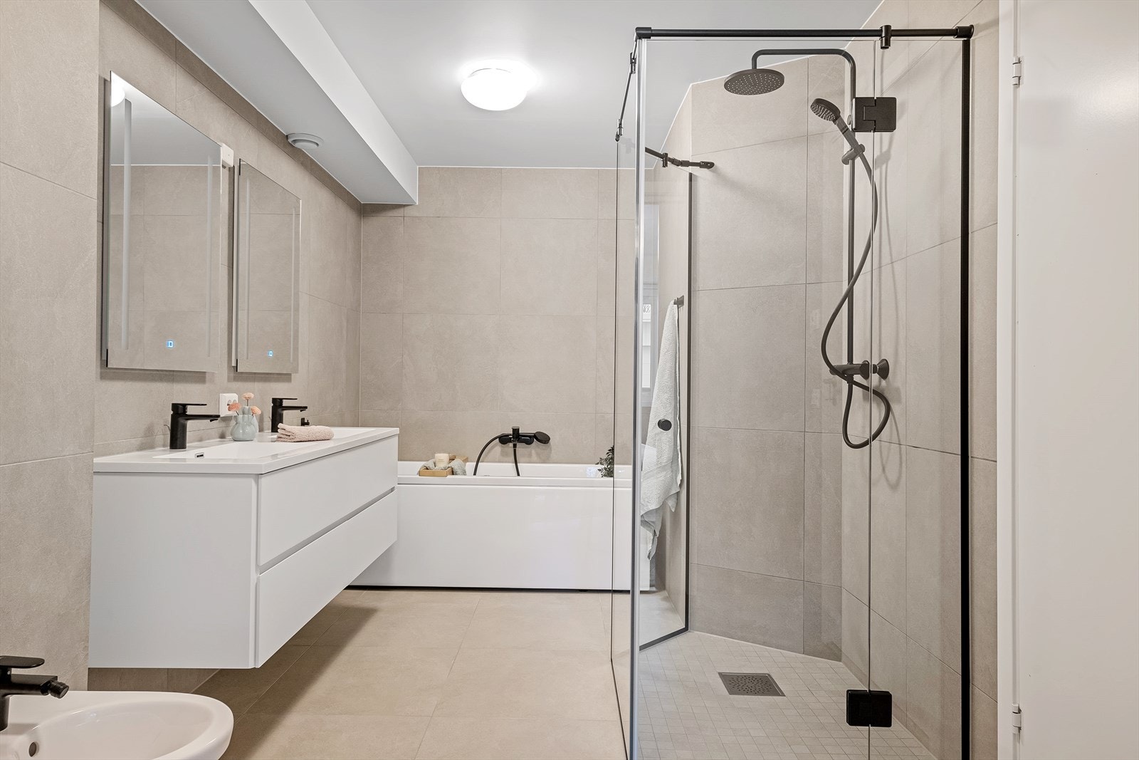 Moderne, pent oppusset bad. Badet har både badekar og dusj. Galleribilde
