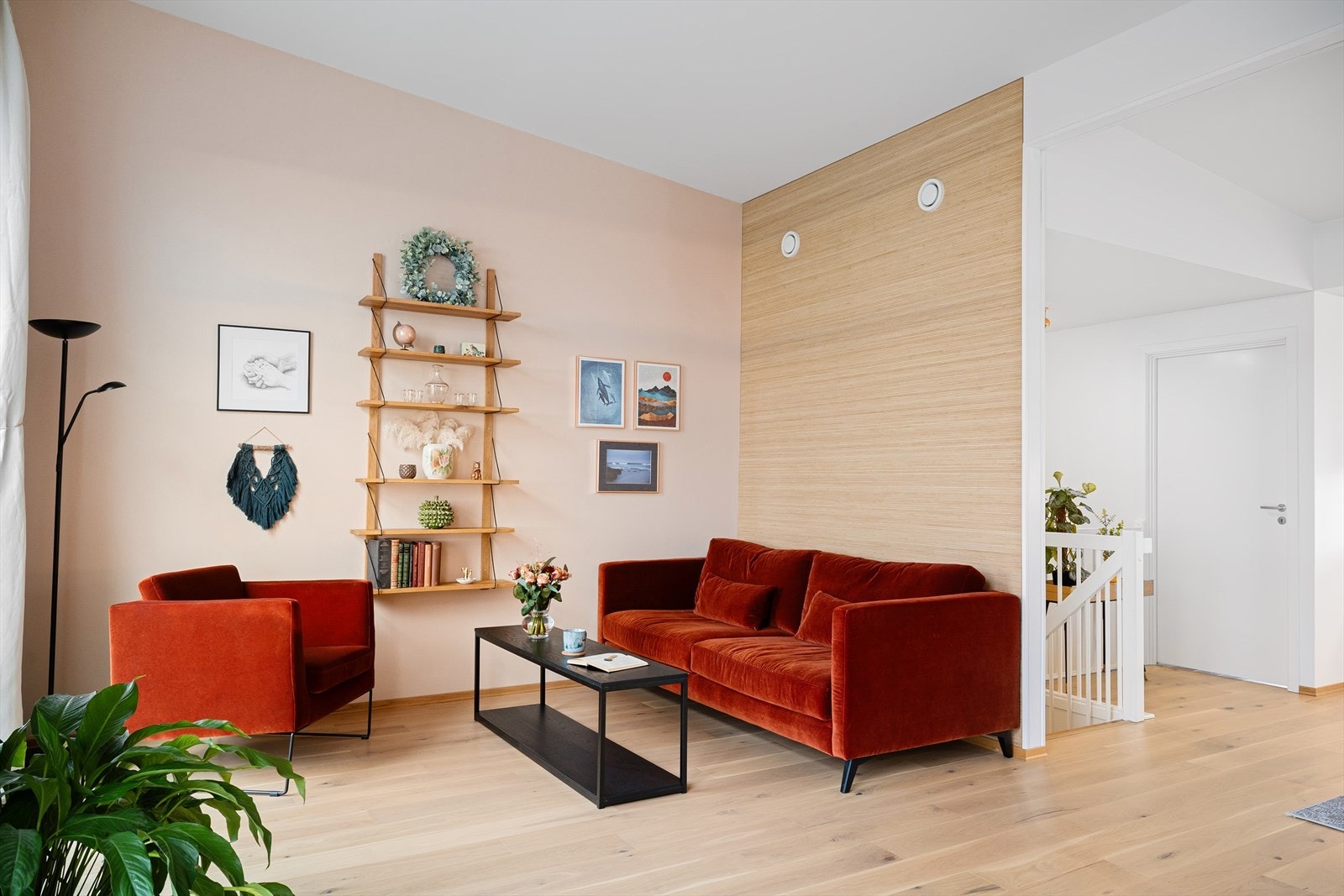 Det er tapetserte vegger, med en stilig kontrastvegg bak sofa. Galleribilde