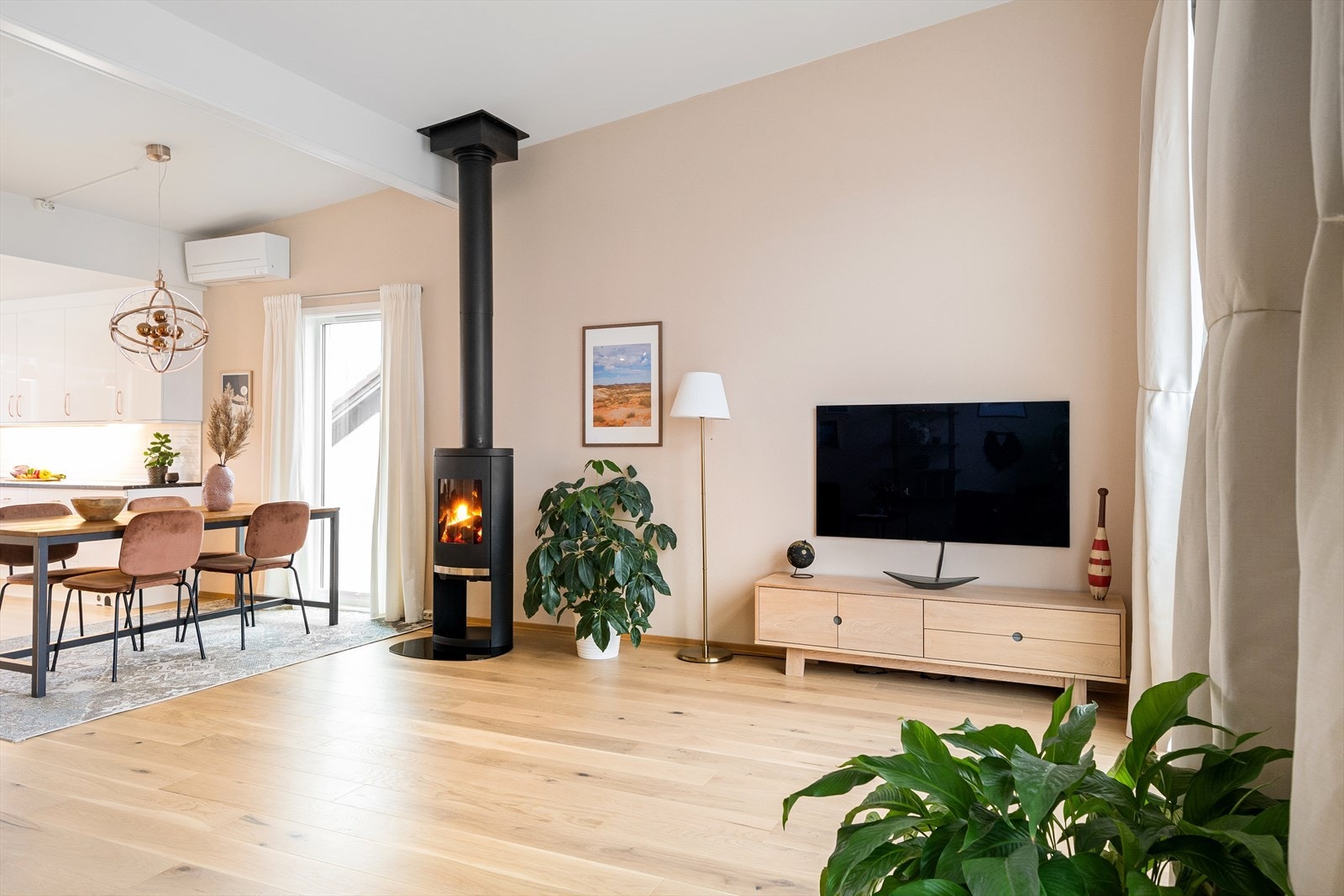 Det er både vedovn, samt varmepumpe fra mars 2023 Galleribilde
