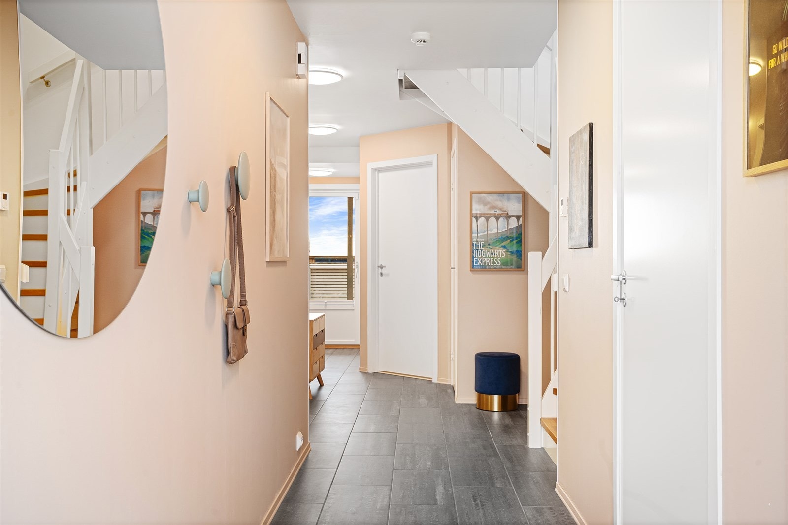 Like innenfor gangen/entreen er det en innvendig bod, denne fungerer i praksis som en ekstra garderobeplass for yttertøy. Galleribilde