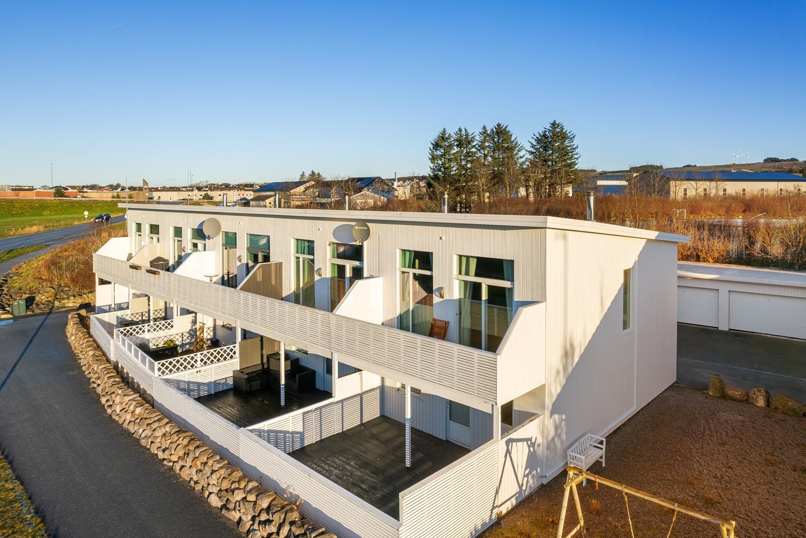 At dette er et enderekkehus, gjør at vi får ett stort vindu mot sørøst som gjør at en får inn lys fra tre sider. Galleribilde