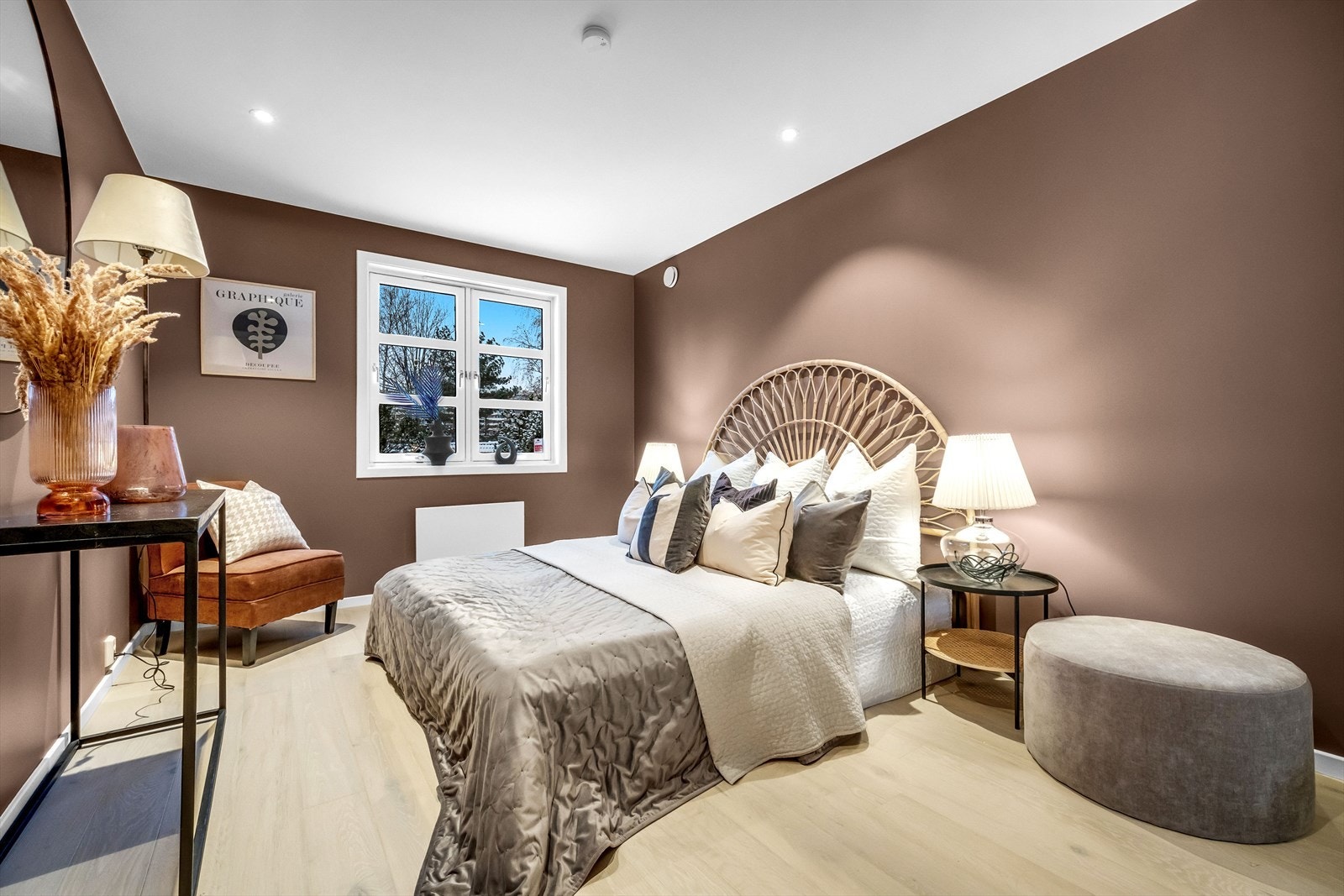 Flott hovedsoverom av god størrelse med plass til dobbeltseng, nattbord og skyvedørsgarderobe. Galleribilde