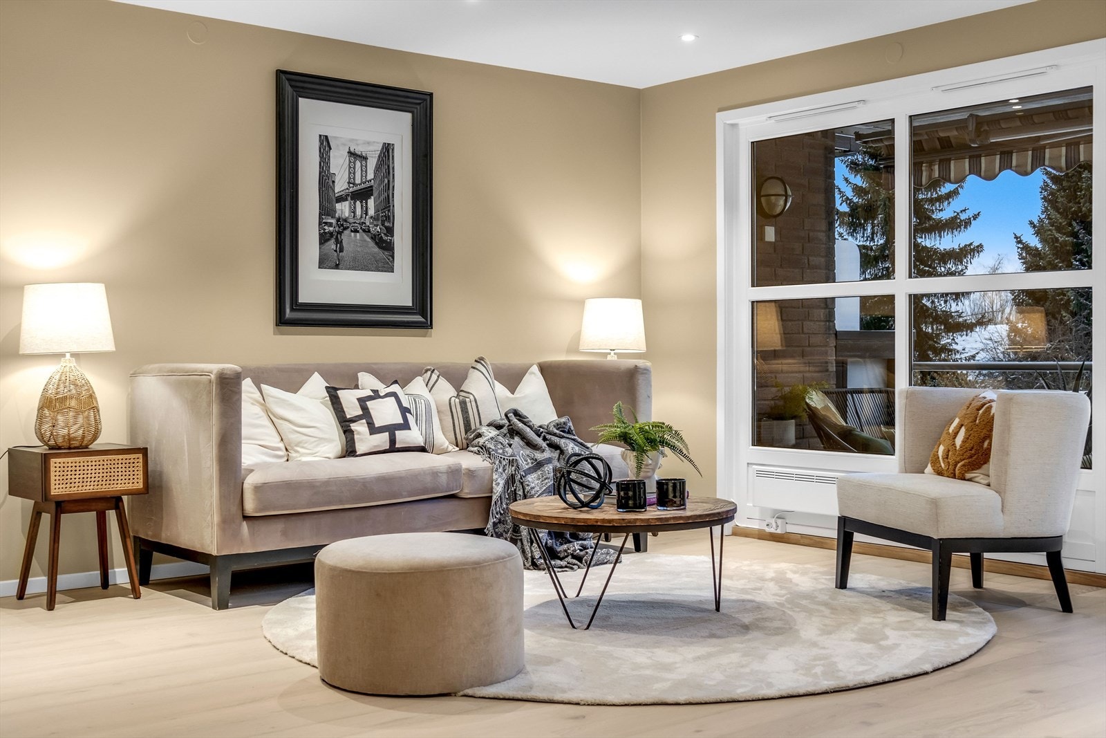 Stuen er malt i en delikat farge og har utgang til balkong. Galleribilde