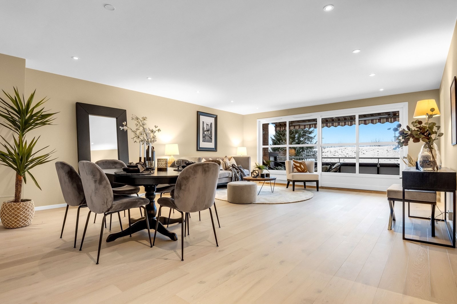 Stuen har store vindusflater som slipper inn rikelig med lys. Galleribilde