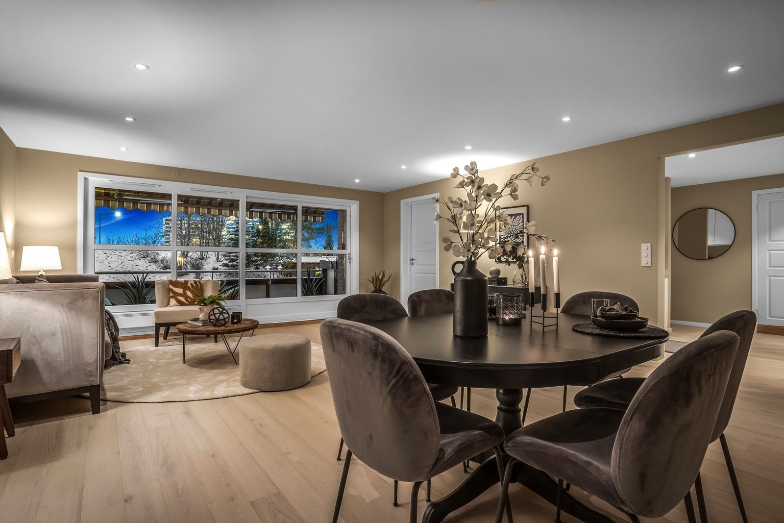 Her er det god plass til spisebord, sofagruppe og tv-møblement. Galleribilde