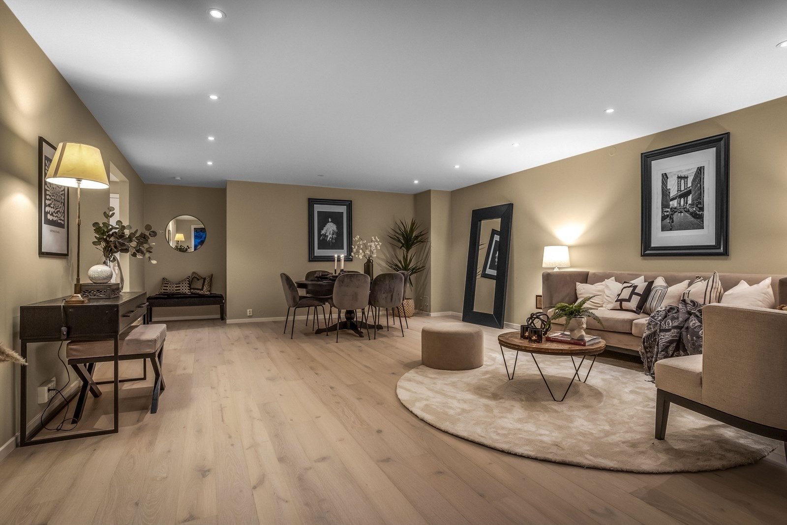 Det er montert downlights i tak. Galleribilde