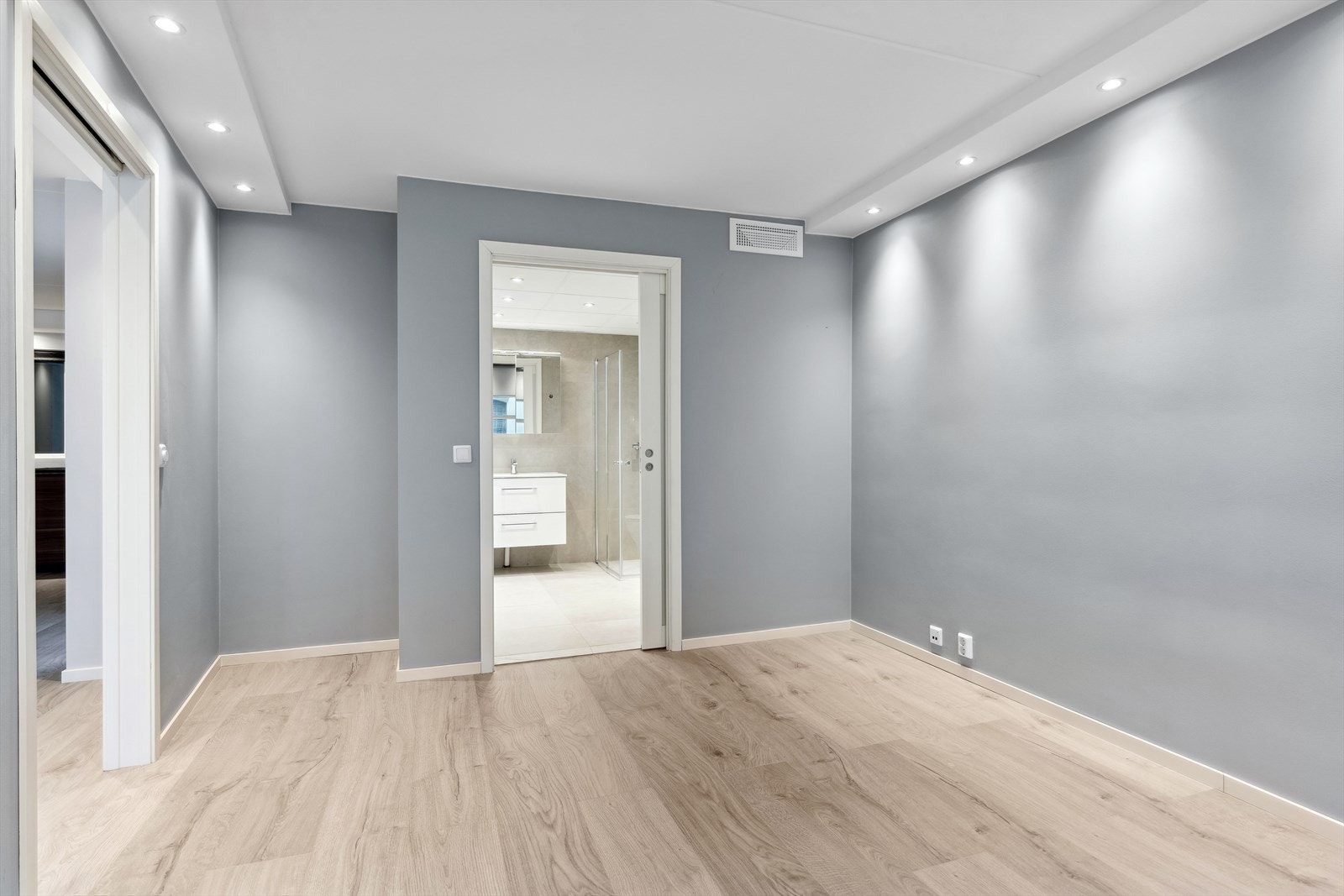 Det er et romslig soverom. Rommet er tilknyttet badet. Galleribilde