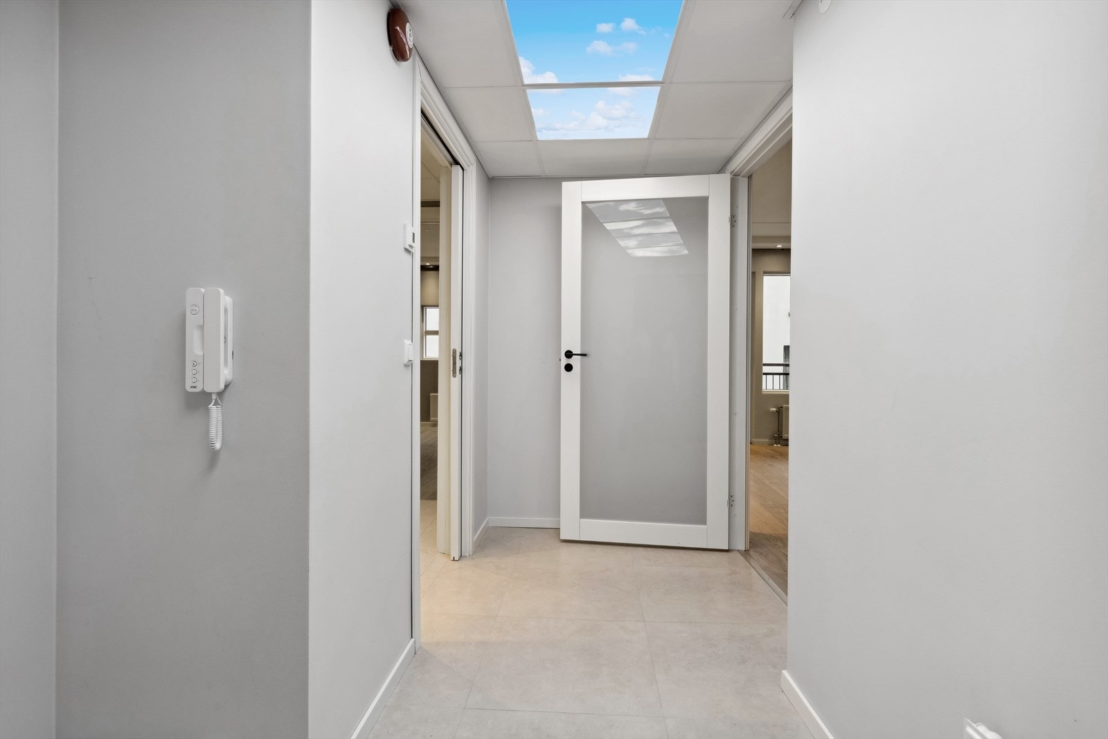 Romslig gang med dørcalling. Galleribilde