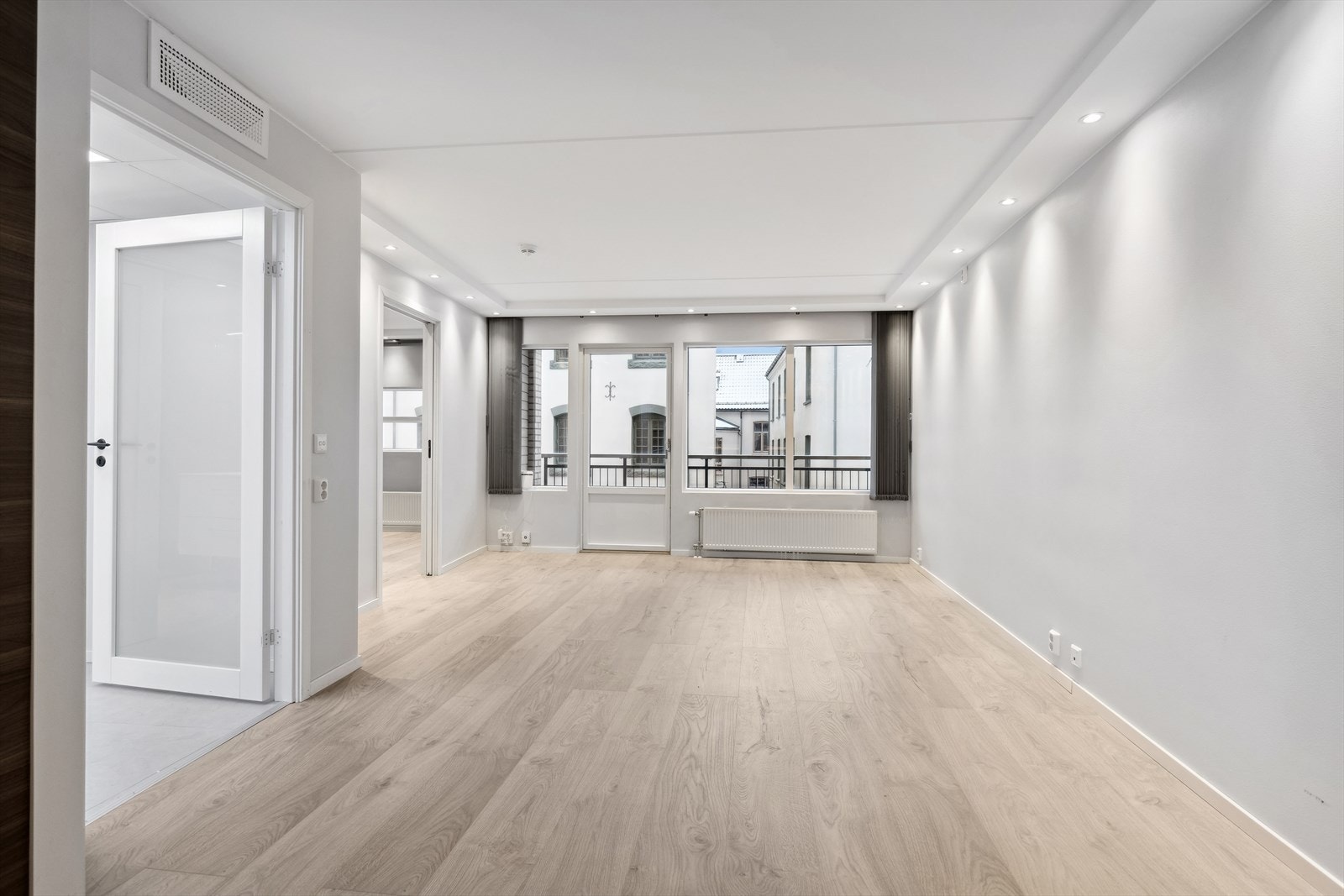 Det er utgang til balkong fra stuen. Galleribilde