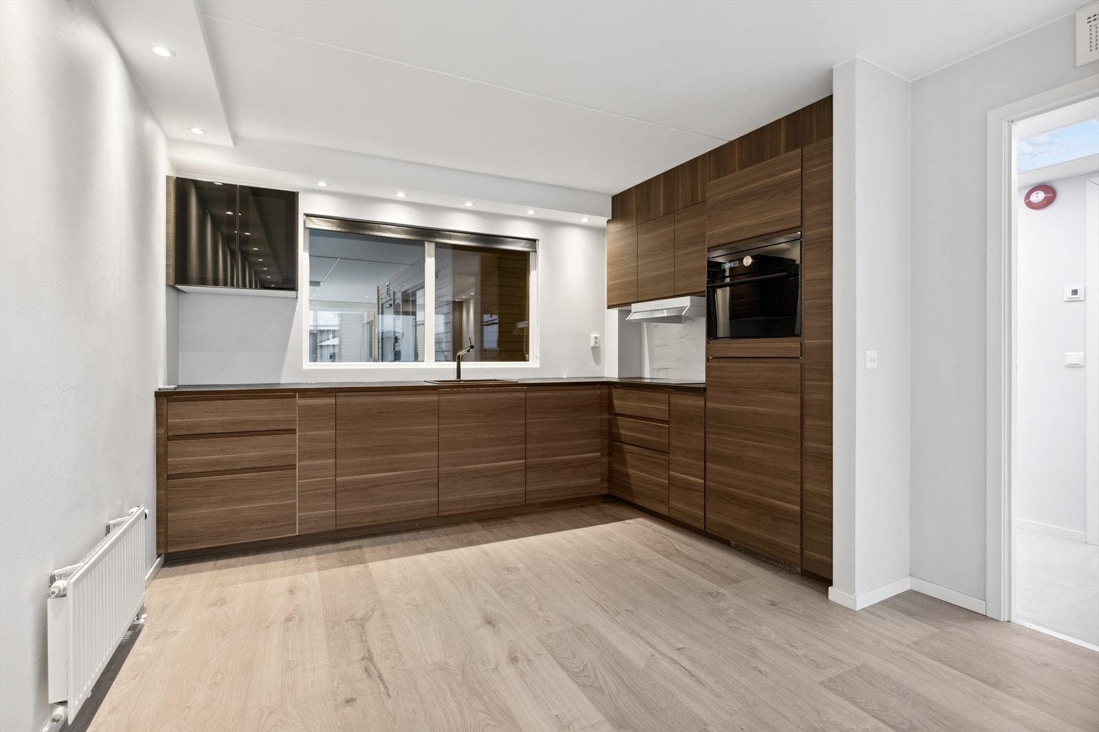 Det er integrerte hvitevarer på kjøkken. Galleribilde