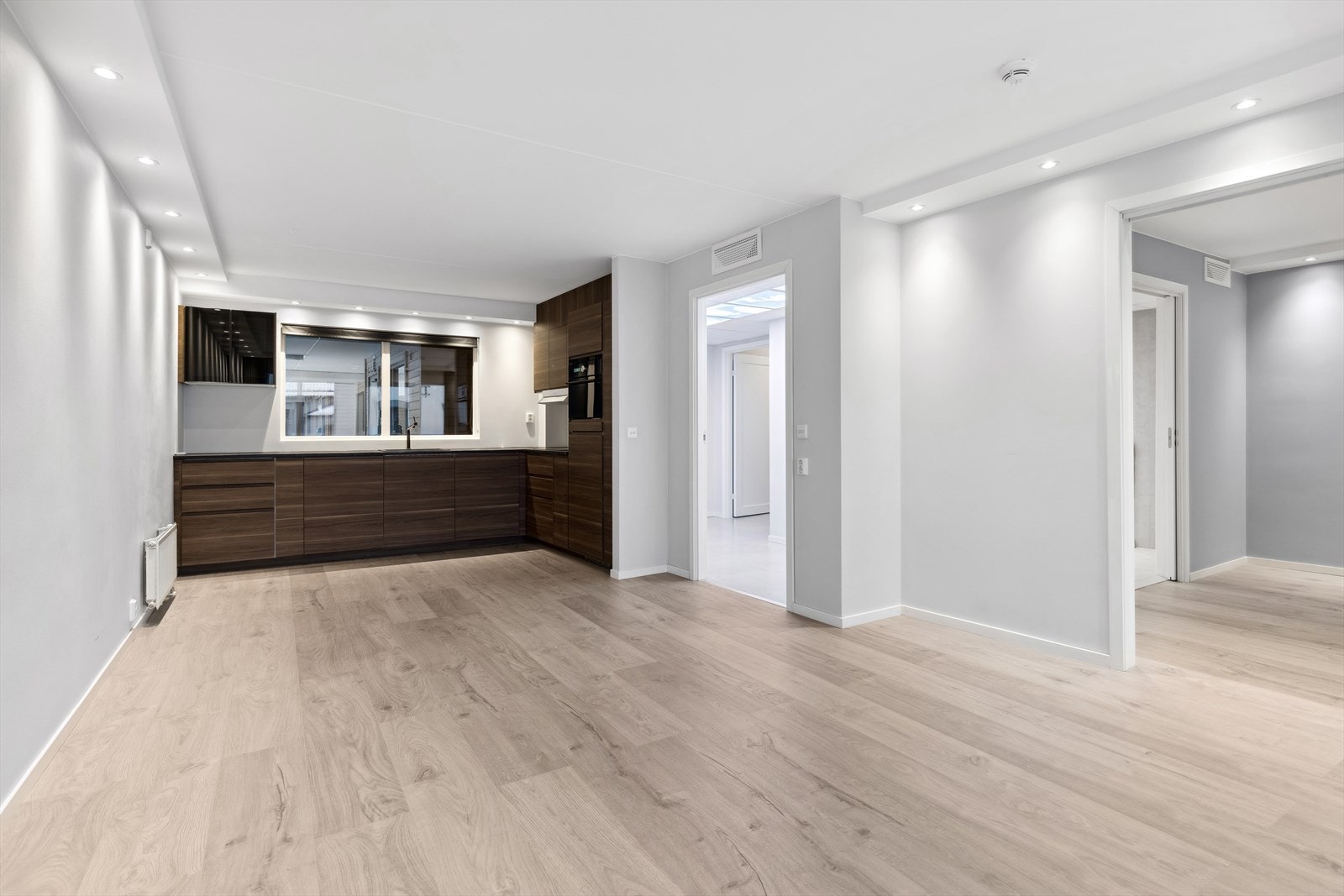 Stuen i åpen løsning med kjøkken. Galleribilde