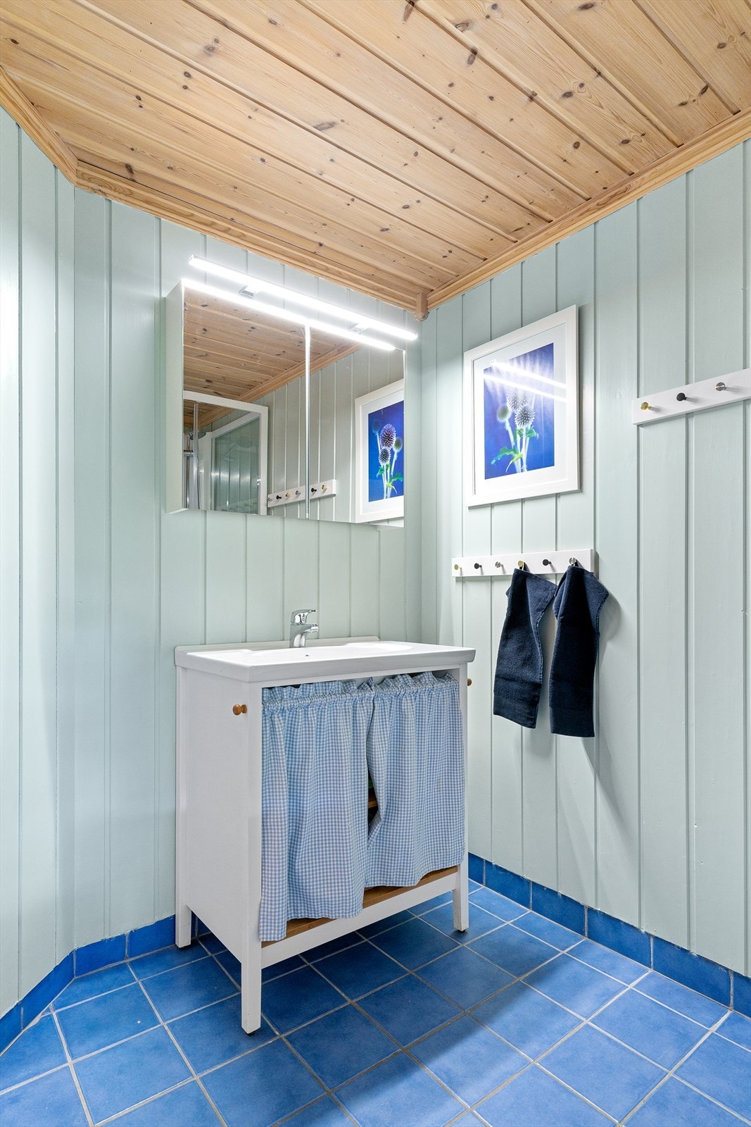 Fliser på gulv og panel på vegger og i tak. Galleribilde
