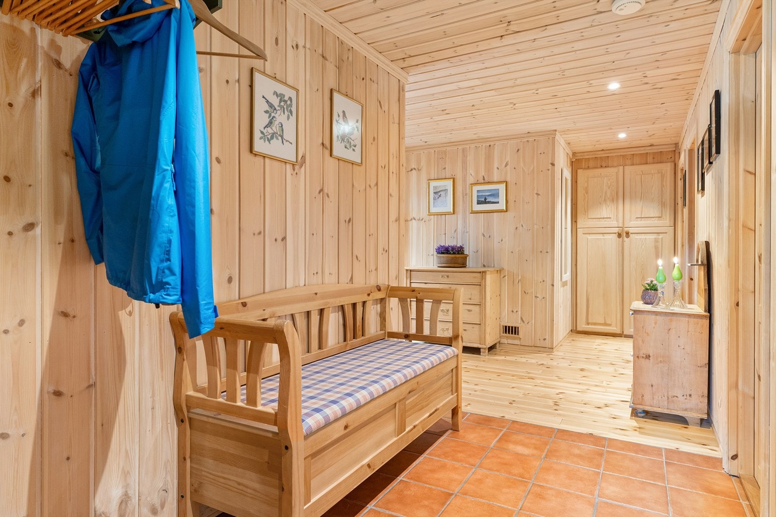 God plass for å henge fra seg yttertøy. Galleribilde