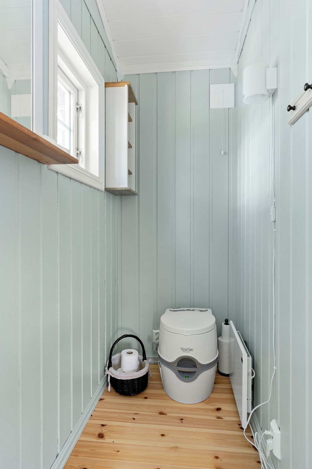 Toalettrom i anneks med porta-potti toalett. Galleribilde