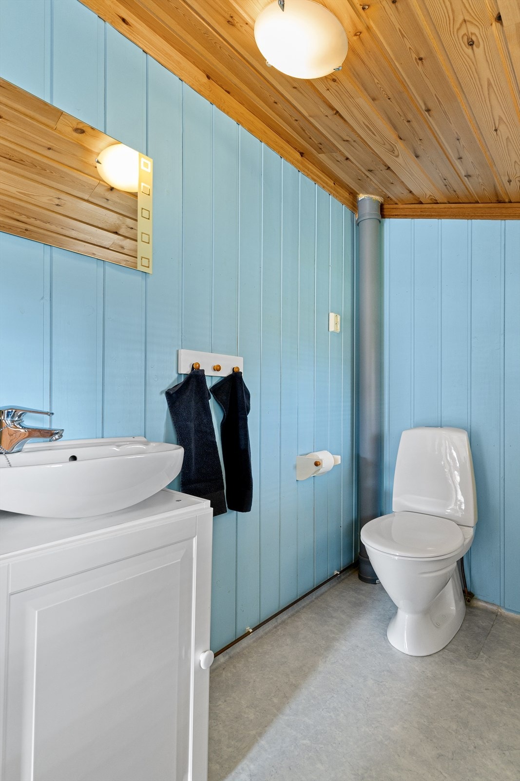 Det er belegg på gulv og panel på vegger og i tak. Galleribilde