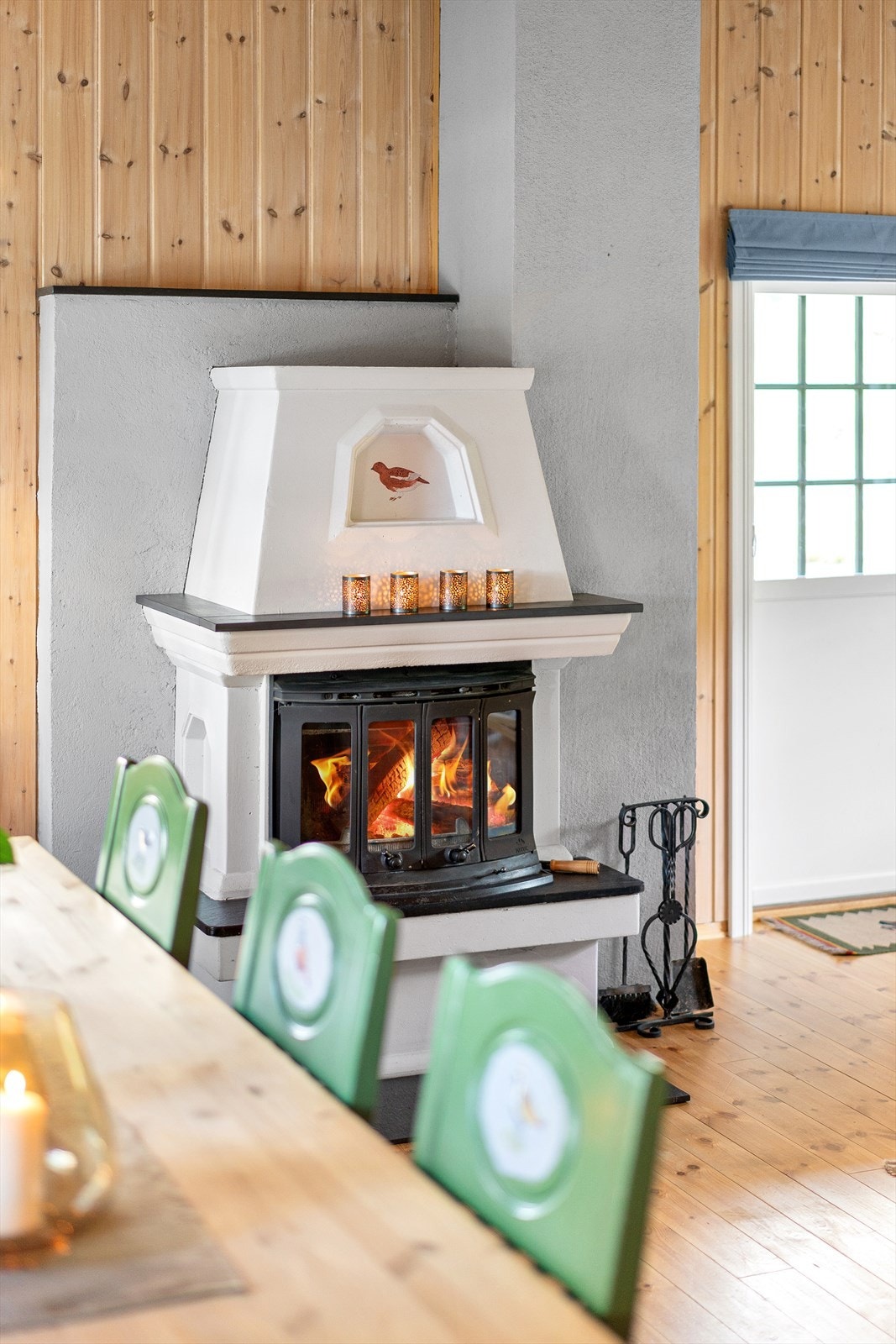 Hytta har en flott innmurt peisinnsats. Galleribilde