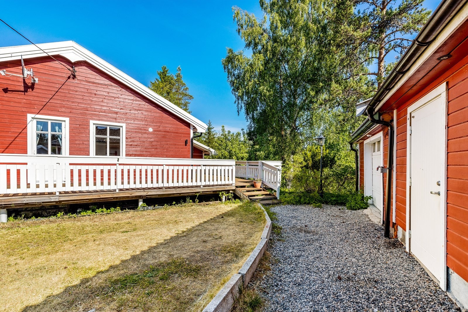 Pent opparbeidet tomt med singel og kantstein. Galleribilde