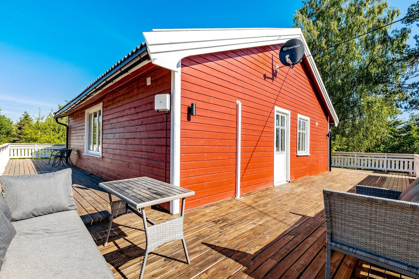 Rikelig med plass til sittegrupper og grill. Galleribilde