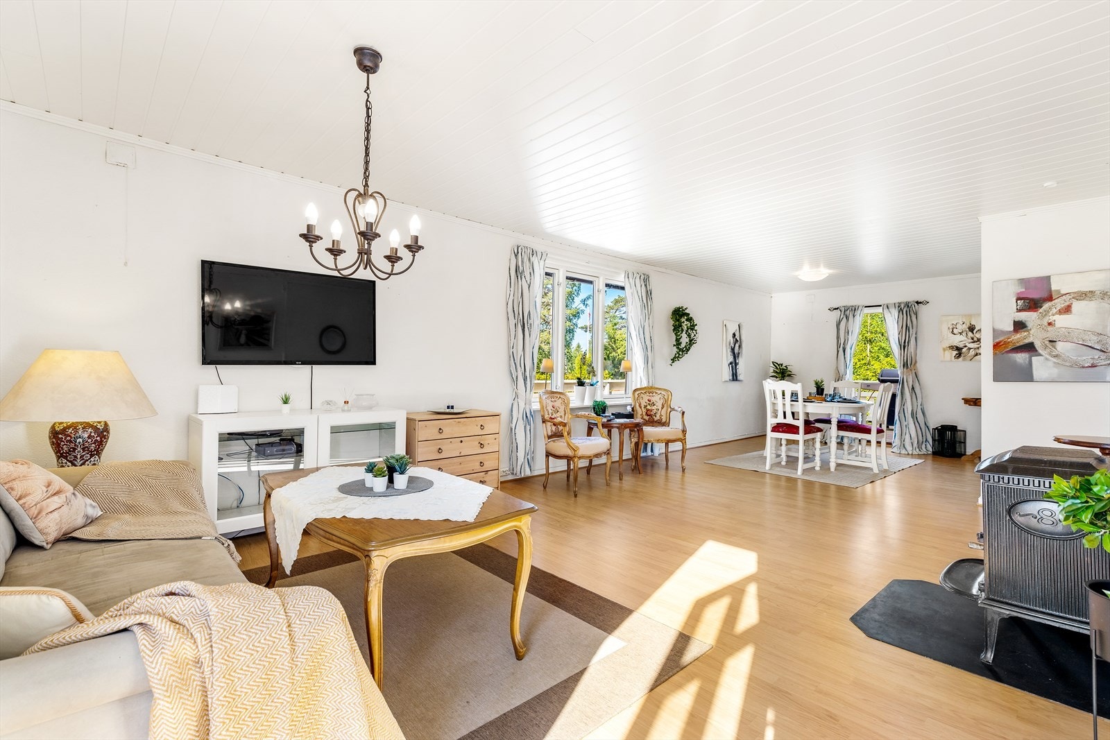Romslig stue med utgang til terrasse i begge ender. Stuen har godt med naturlig lysinslipp, og god plass til flere soner. Galleribilde