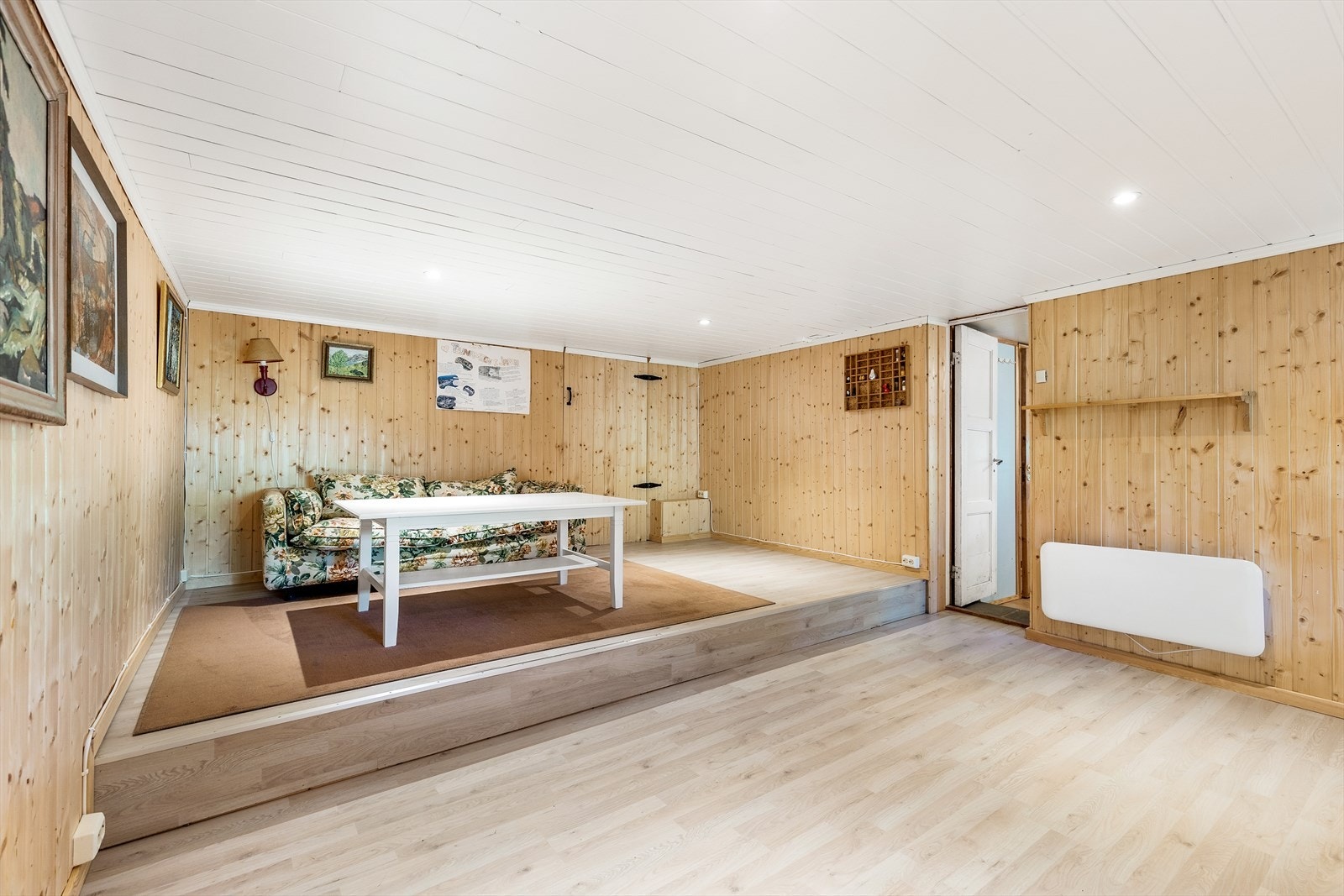 Kjellerstue med god plass til leker, sofagruppe eller kontormøblement. Det er krypkjeller i rommet bak. Galleribilde