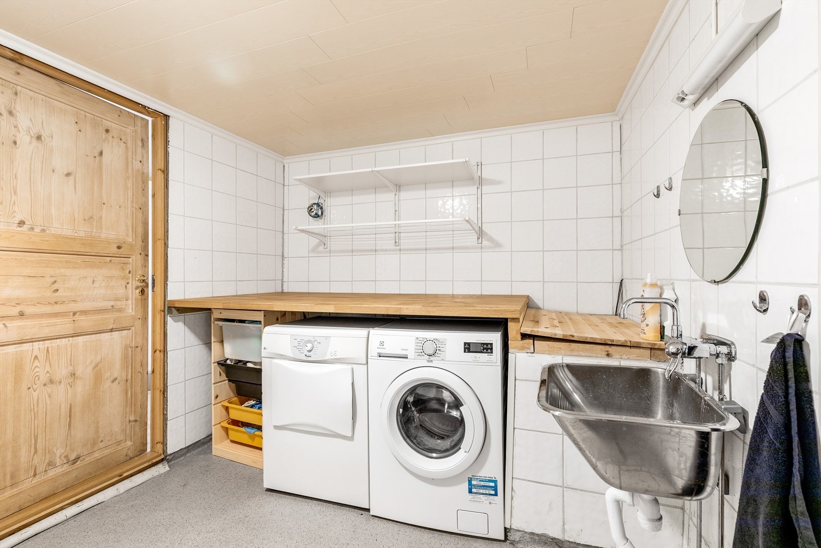 Her er det utslagsvask, og plass samt opplegg til både vaskemaskin og tørketrommel. Praktisk arbeidsbenk! Galleribilde