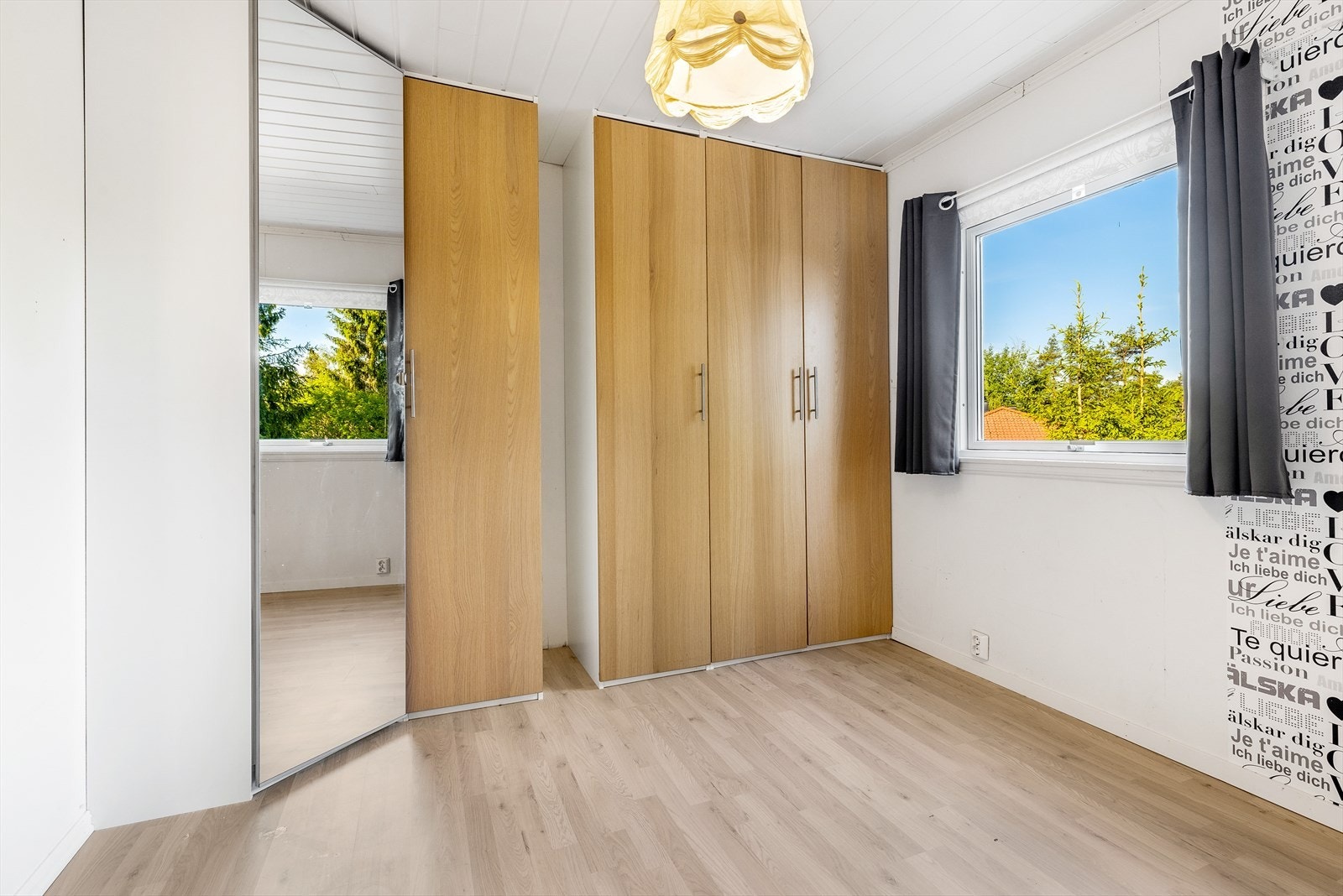 Garderobeskap på hovedsoverom. Galleribilde