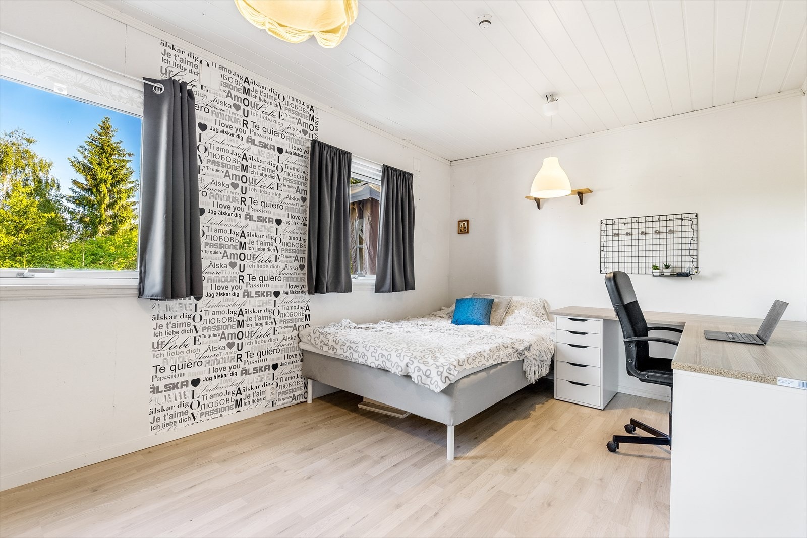 Meget stort soverom, som opprinnelig var 2 soverom. Her er det god plass til dobbeltseng, skrivebord og garderobeskap. Galleribilde
