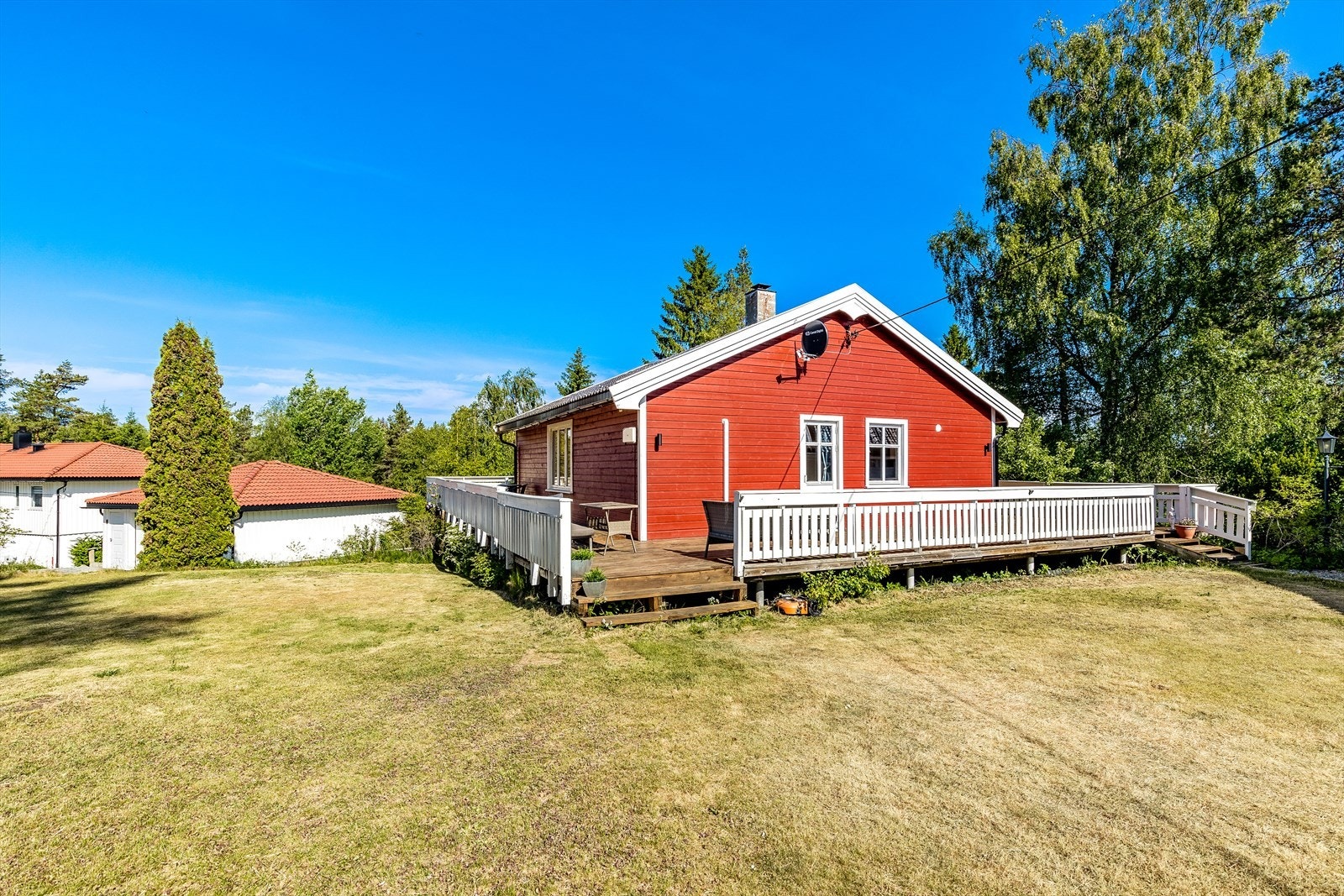 Eiendommen er meget solrik, og har fantastisk boltreplass for store og små. Galleribilde