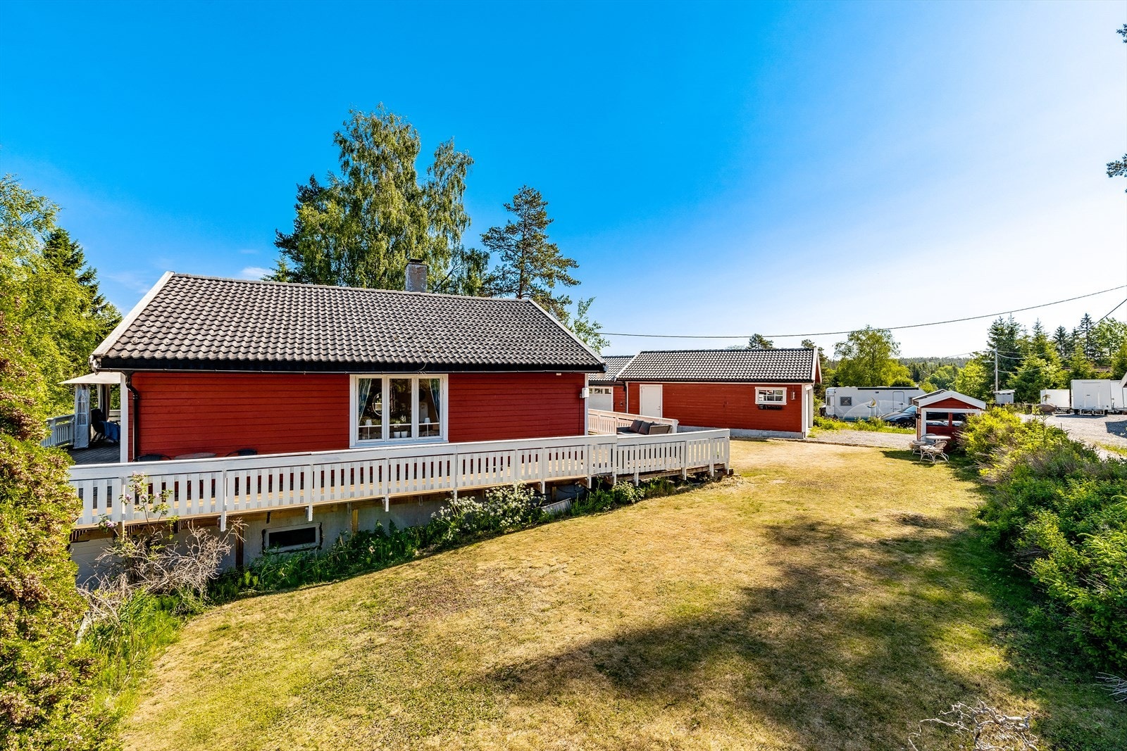 Enebolig over 2 plan med meget stor tomt og terrasse på hele 110m². Eiendommen ligger i et lite og fredelig boligfelt. Galleribilde
