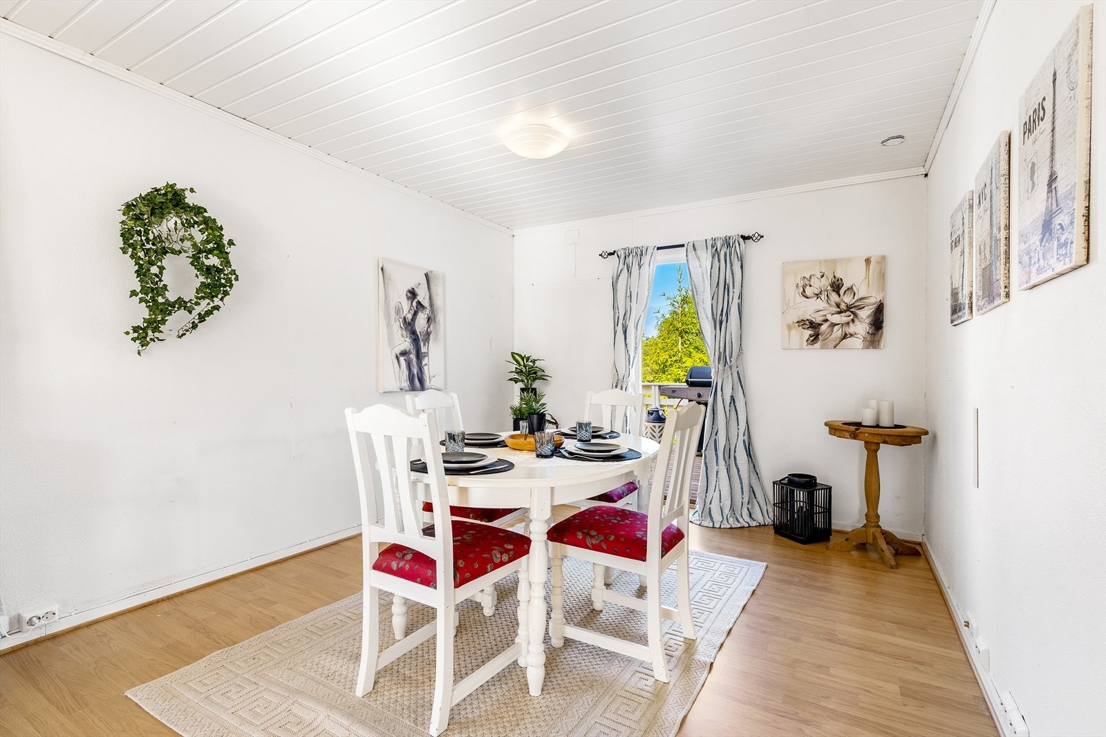 God og naturlig plass til spisestue med egen utgang til terrasse. Galleribilde