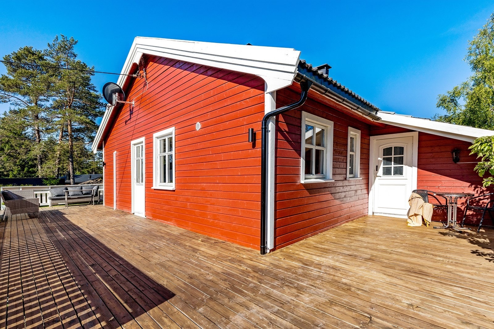Terrassen strekker seg rundt på 3 av boligens 4 sider. Velkommen inn! Galleribilde