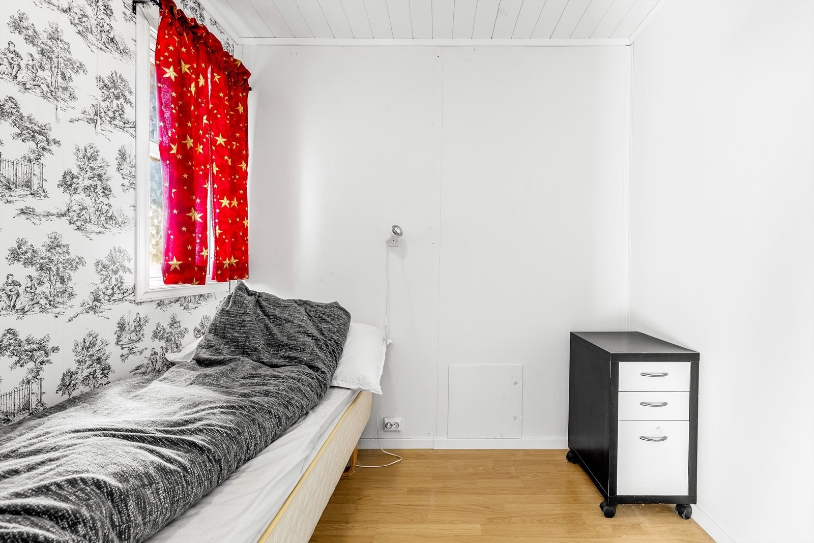 Soverom 2 er en del av tidligere bad. Rommet har plass til seng og kommode. Rommet er ikke søkt bruksendret. Galleribilde