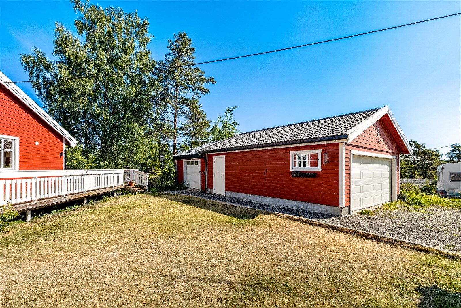 Stor dobbelgarasje med tilbygg bak. Galleribilde