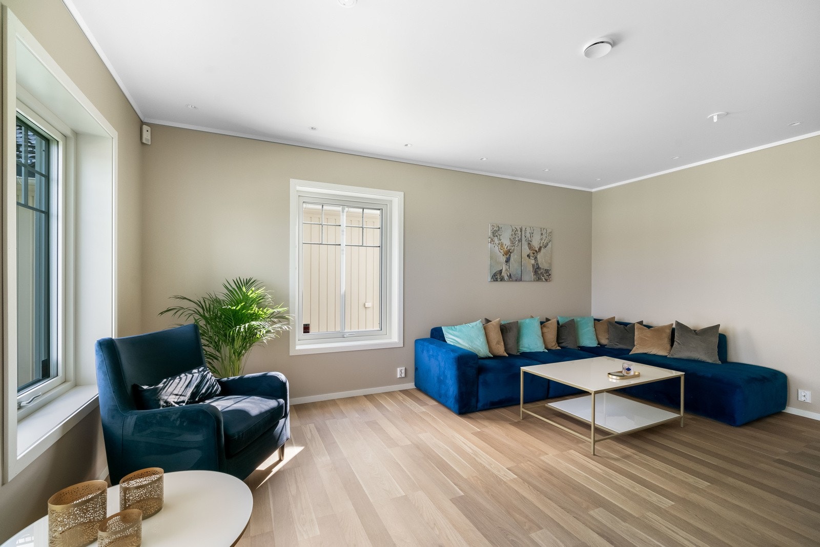 Stua har varmekabler og en delikat vedovn med glass på tre sider. God plass til langbord for hele familien, her kan hyggelige stunder finne sted! Galleribilde