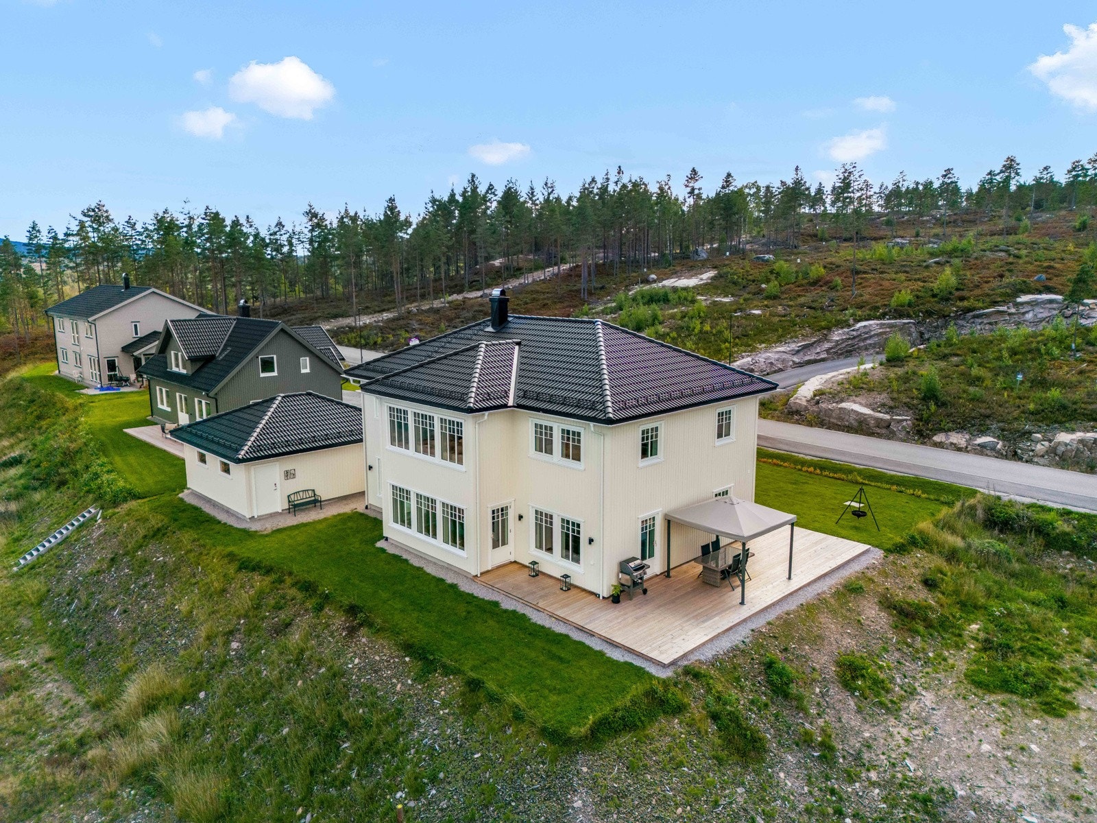 Meget attraktiv beliggenhet i nytt boligområde på Nordbøåsen. Eiendommen grenser til friareal og lysløype, og innehar flott, landlig utsikt. Ypperlig for barnefamilier! For den turglade er det flere frilufts -/ turmuligheter i nærområdet. Galleribilde