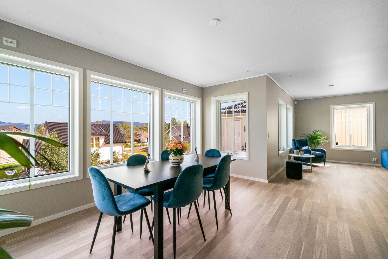 Boligen inneholder to store stuer , en i hver etasje. I 1.etasje er stuen vinkelformet, og innvendige overflater består av laminat, malte slette flater på vegg og i himling. Store vindusflater for rikelig med lys og fin utsikt. Galleribilde
