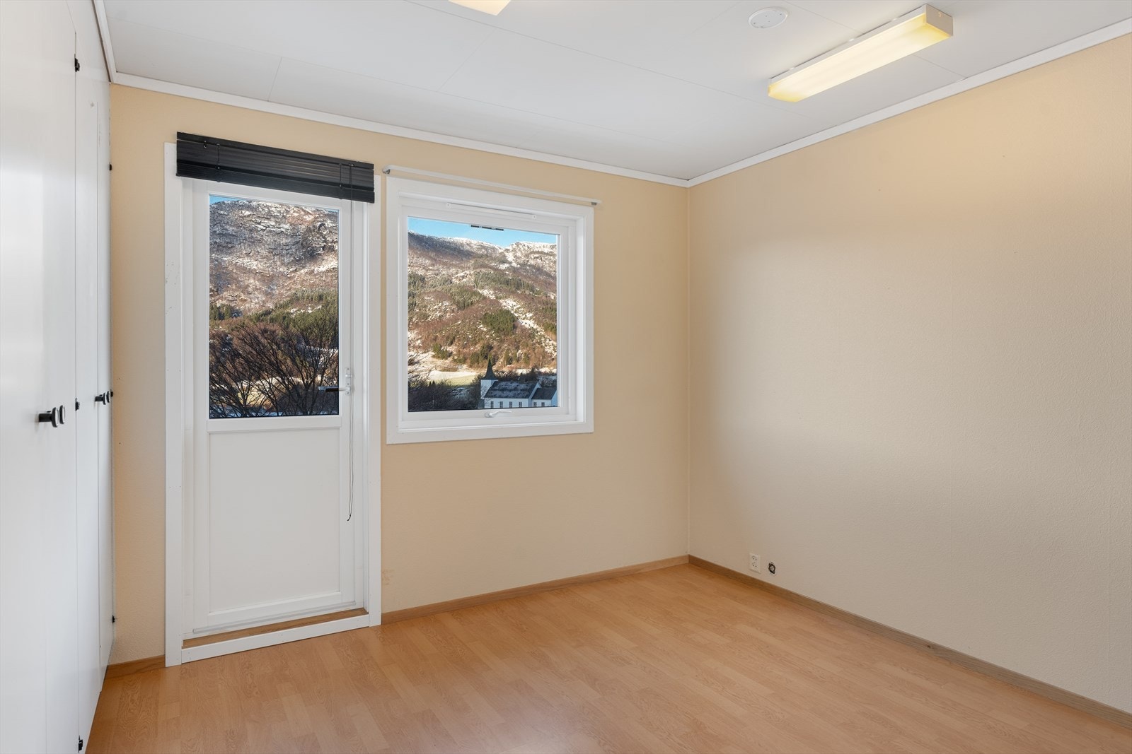 Hovedsoverom med plassbygd garderobe Galleribilde